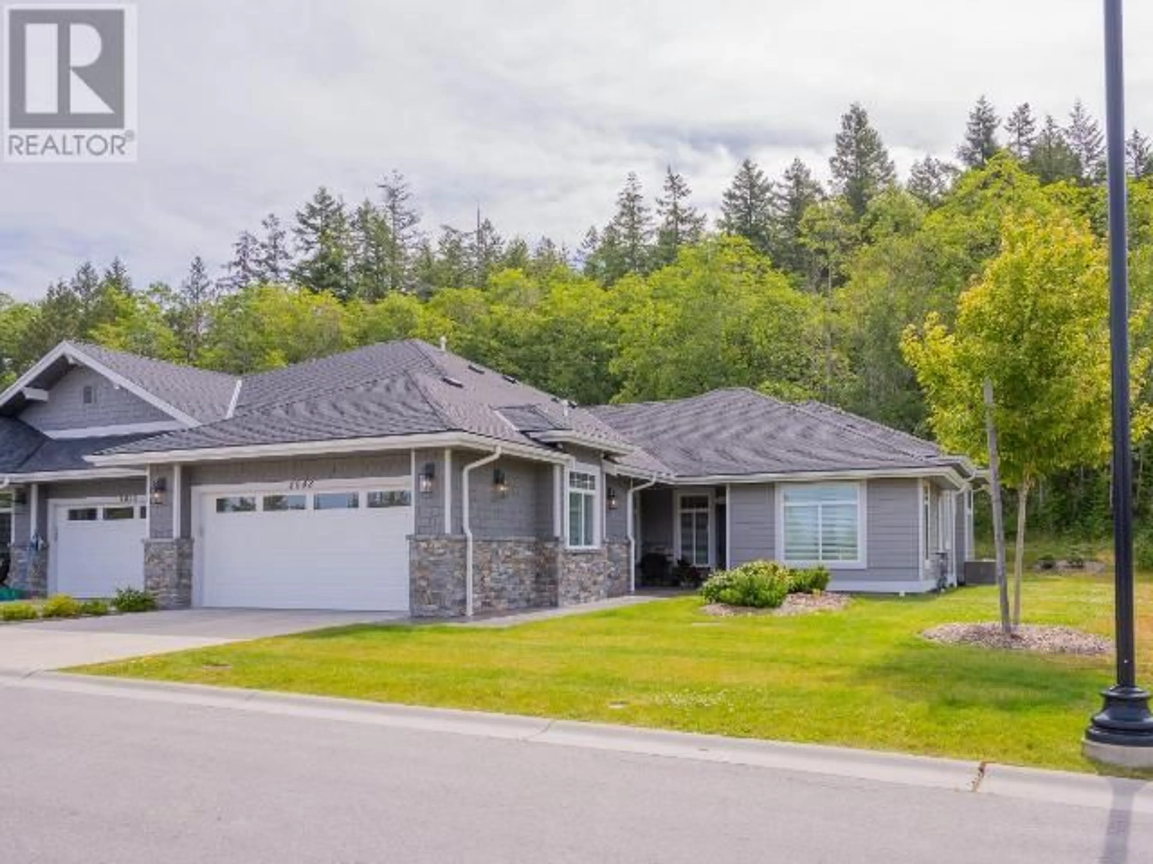 Home with vinyl exterior material, street for 4048 SATURNA AVE, Powell River British Columbia V8A5T4