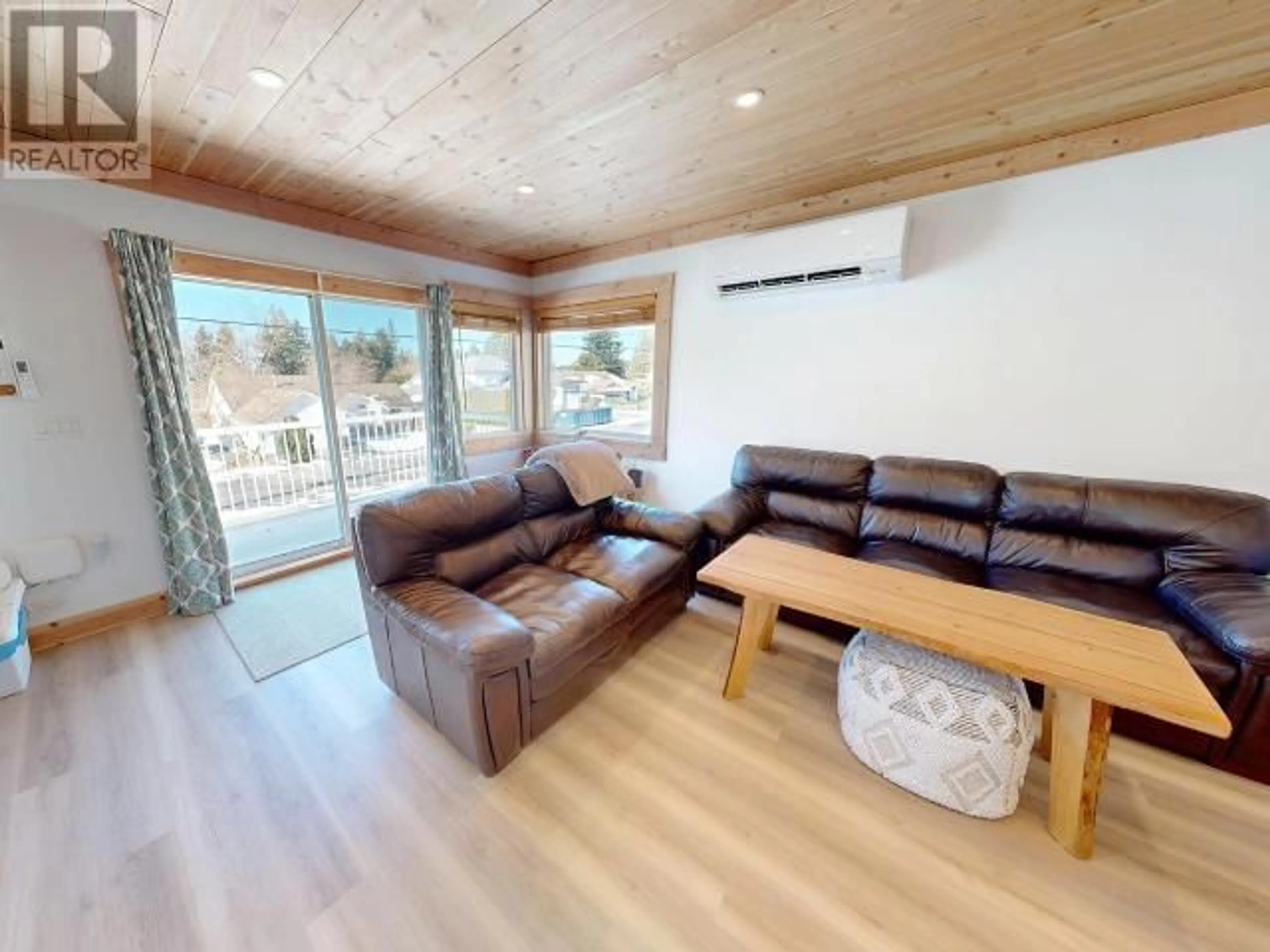 Living room with furniture, wood/laminate floor for 4608 REDONDA AVE, Powell River British Columbia V8A3H4