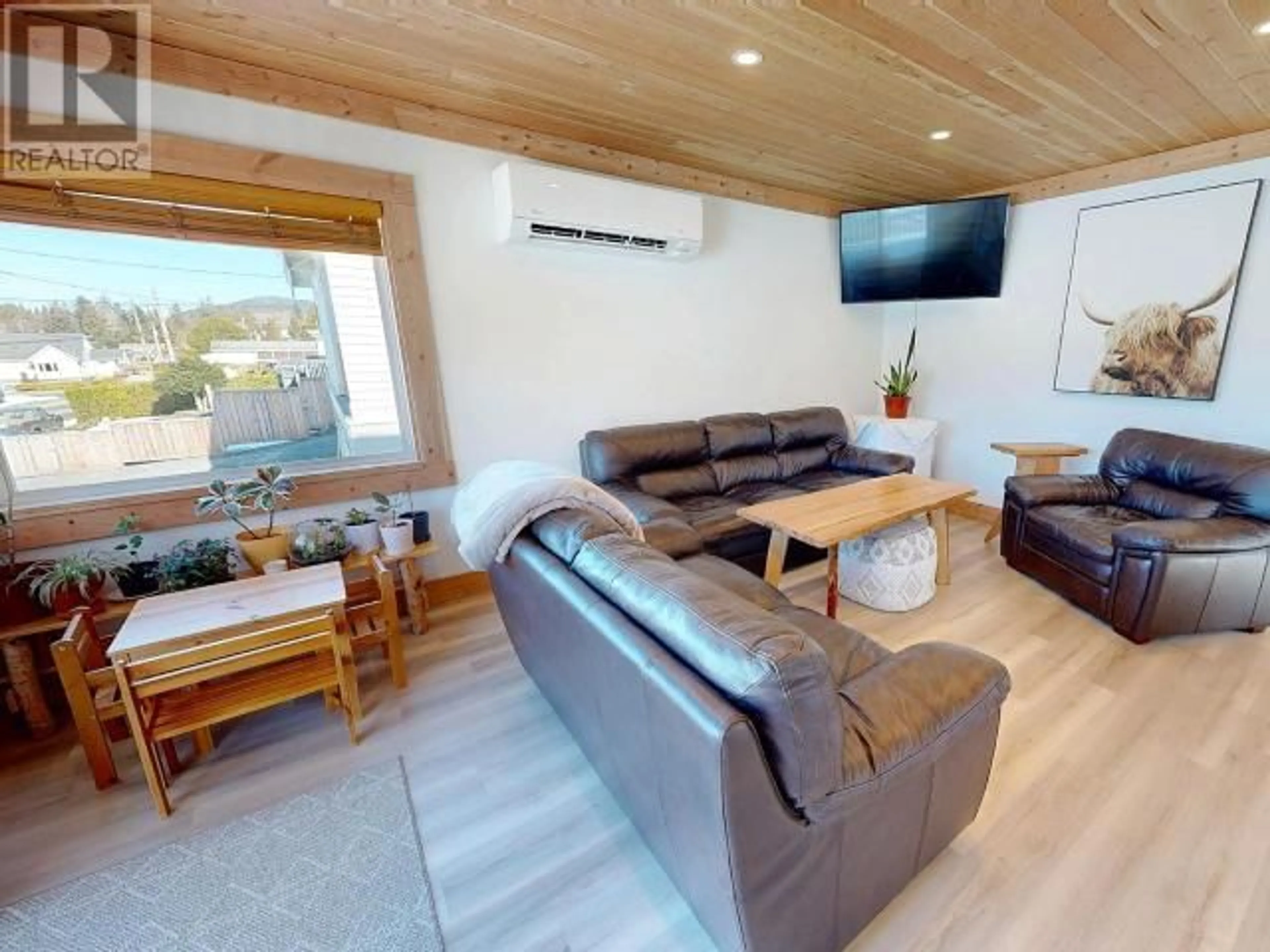 Living room with furniture, wood/laminate floor for 4608 REDONDA AVE, Powell River British Columbia V8A3H4