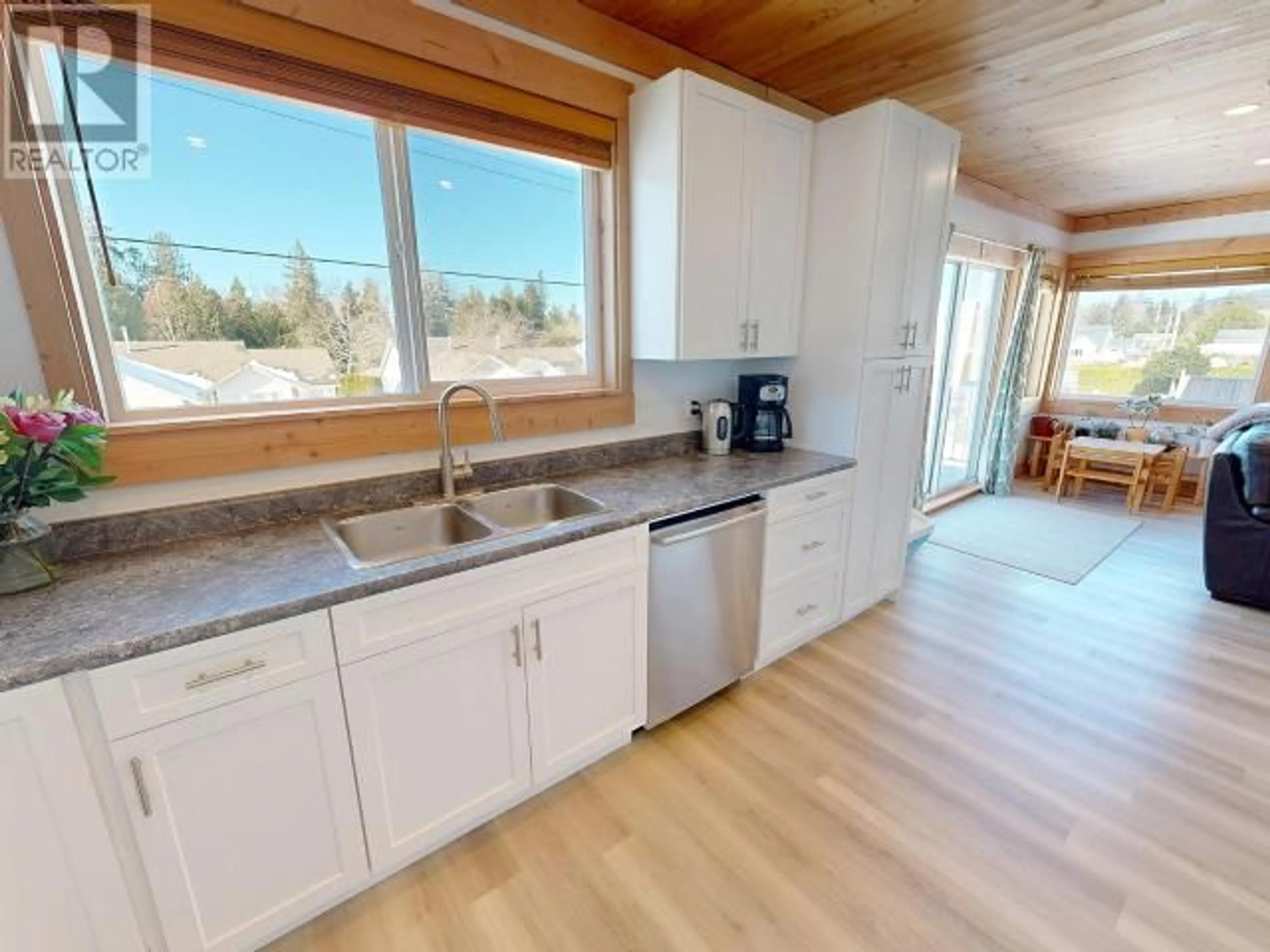 Open concept kitchen, unknown for 4608 REDONDA AVE, Powell River British Columbia V8A3H4