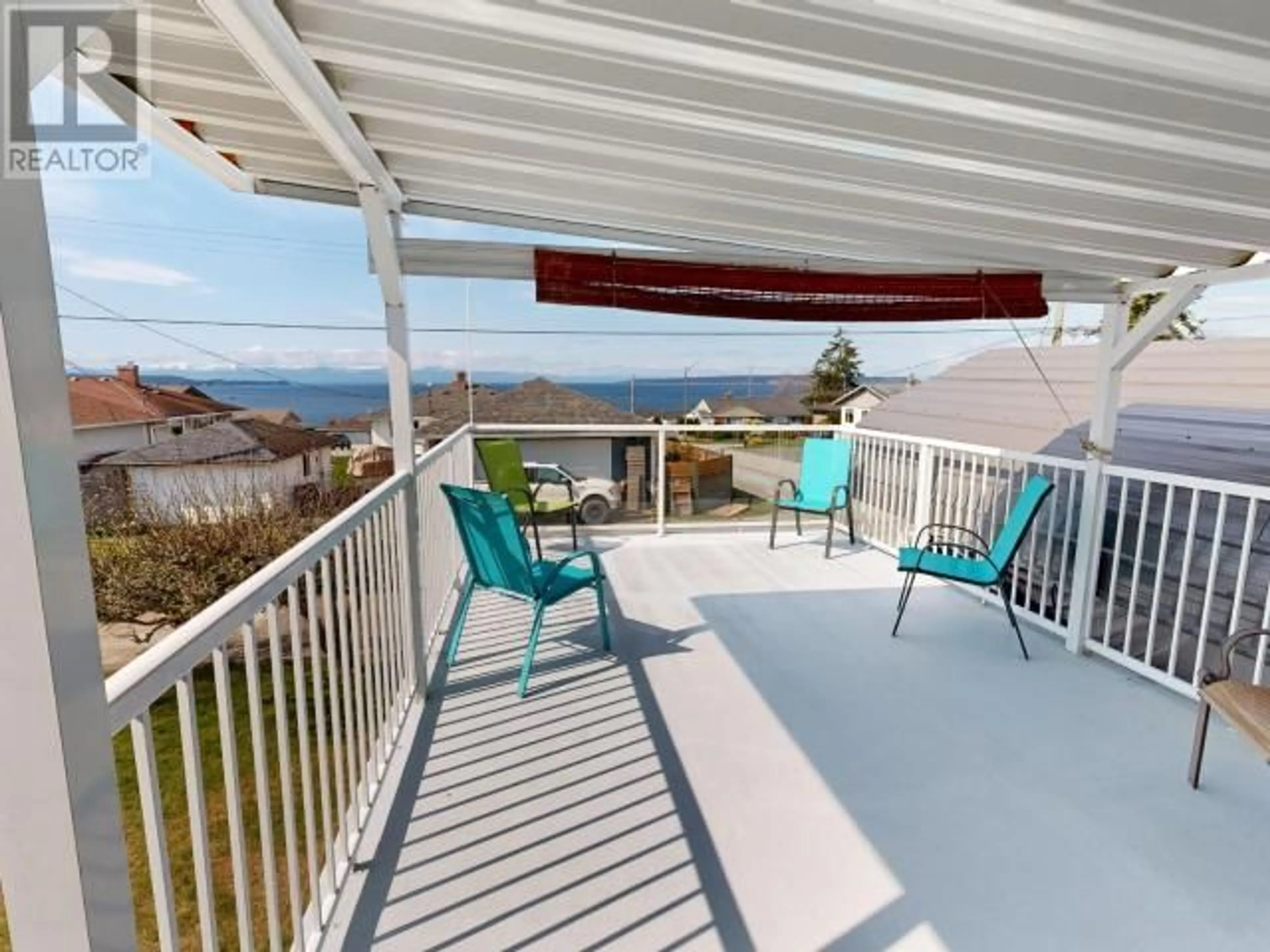 A pic from outside/outdoor area/front of a property/back of a property/a pic from drone, street for 4069 GORDON AVE, Powell River British Columbia