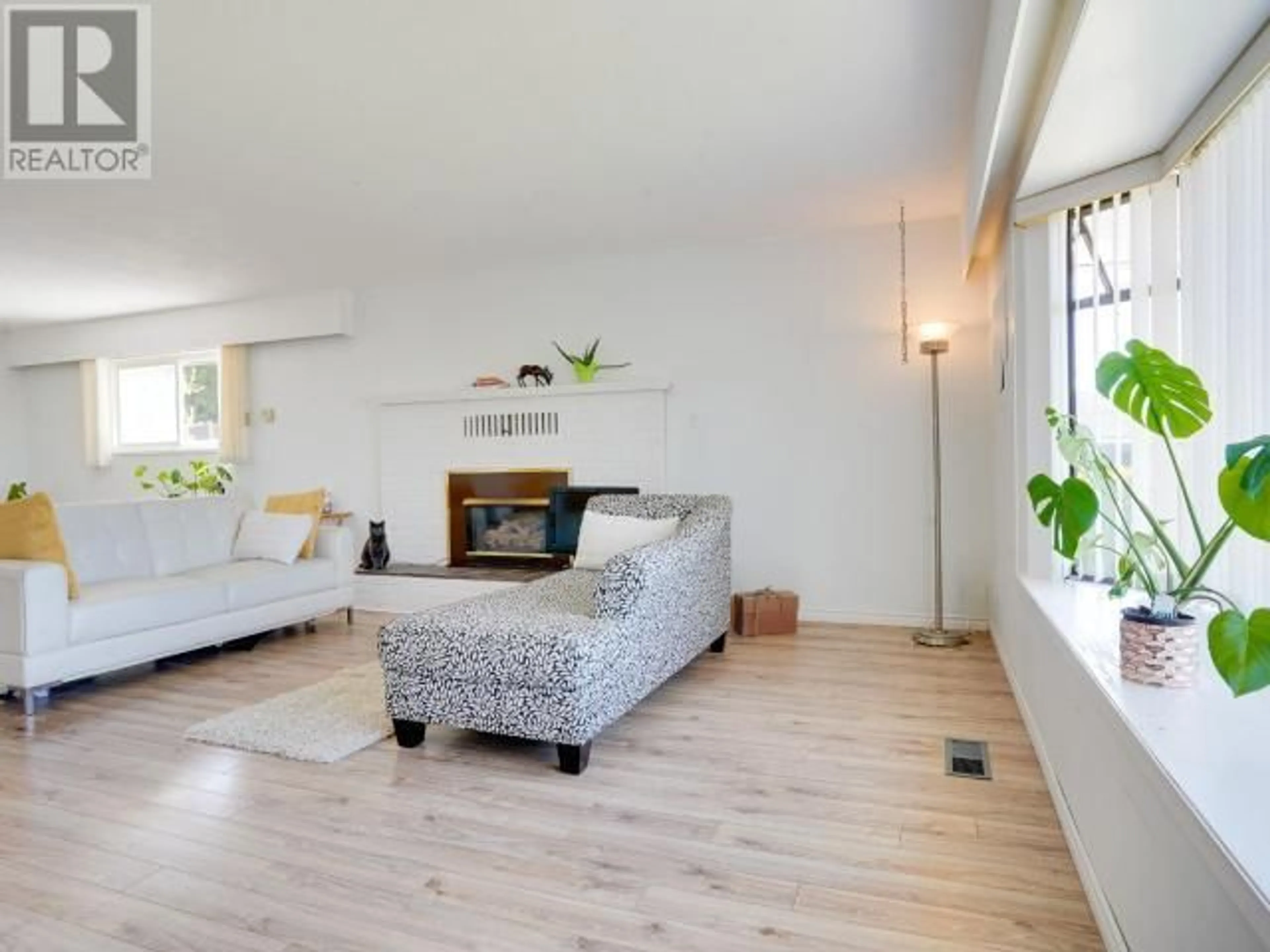 Living room with furniture, wood/laminate floor for 4674 REDONDA AVE, Powell River British Columbia