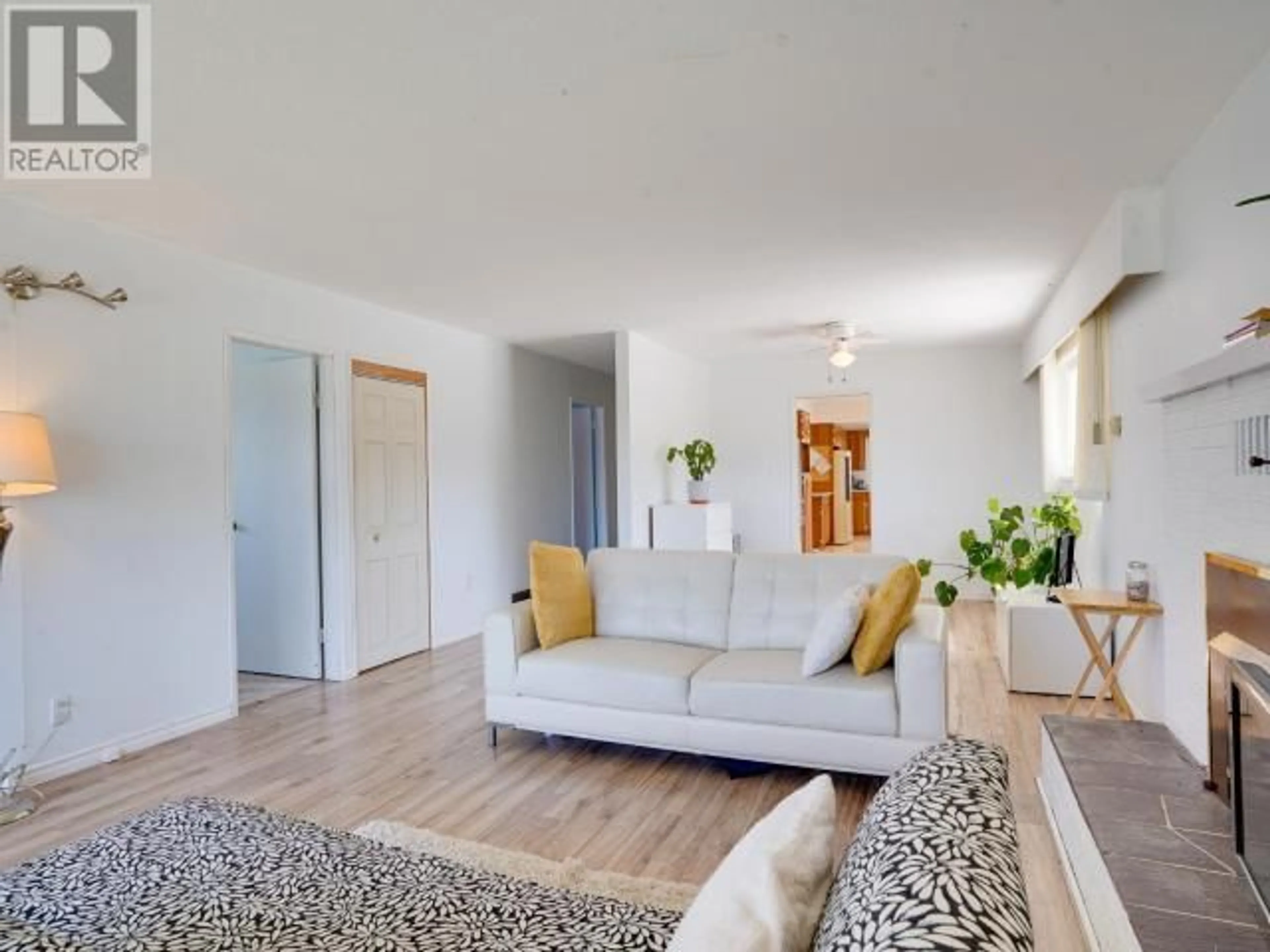 Living room with furniture, unknown for 4674 REDONDA AVE, Powell River British Columbia