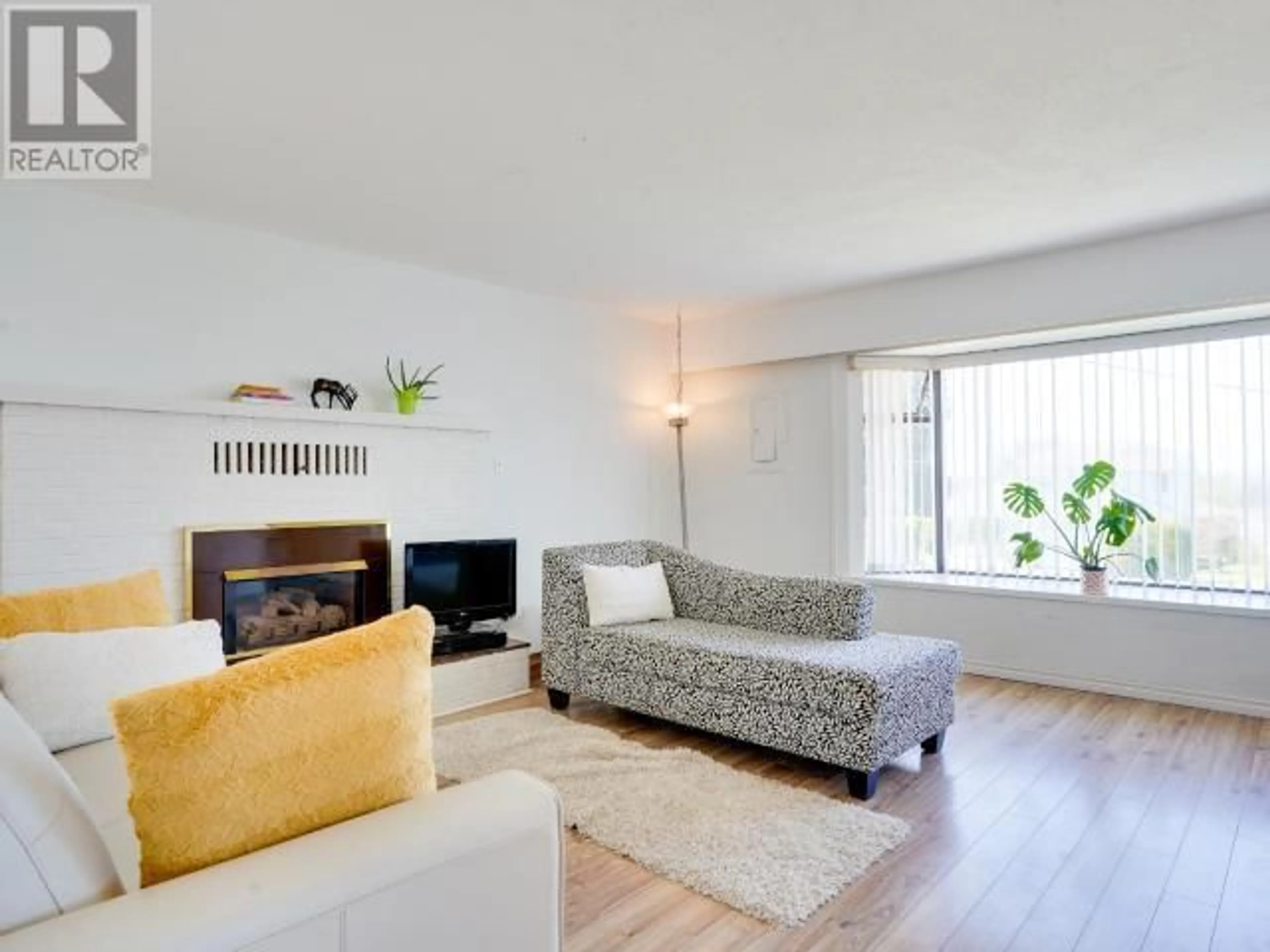 Living room with furniture, wood/laminate floor for 4674 REDONDA AVE, Powell River British Columbia