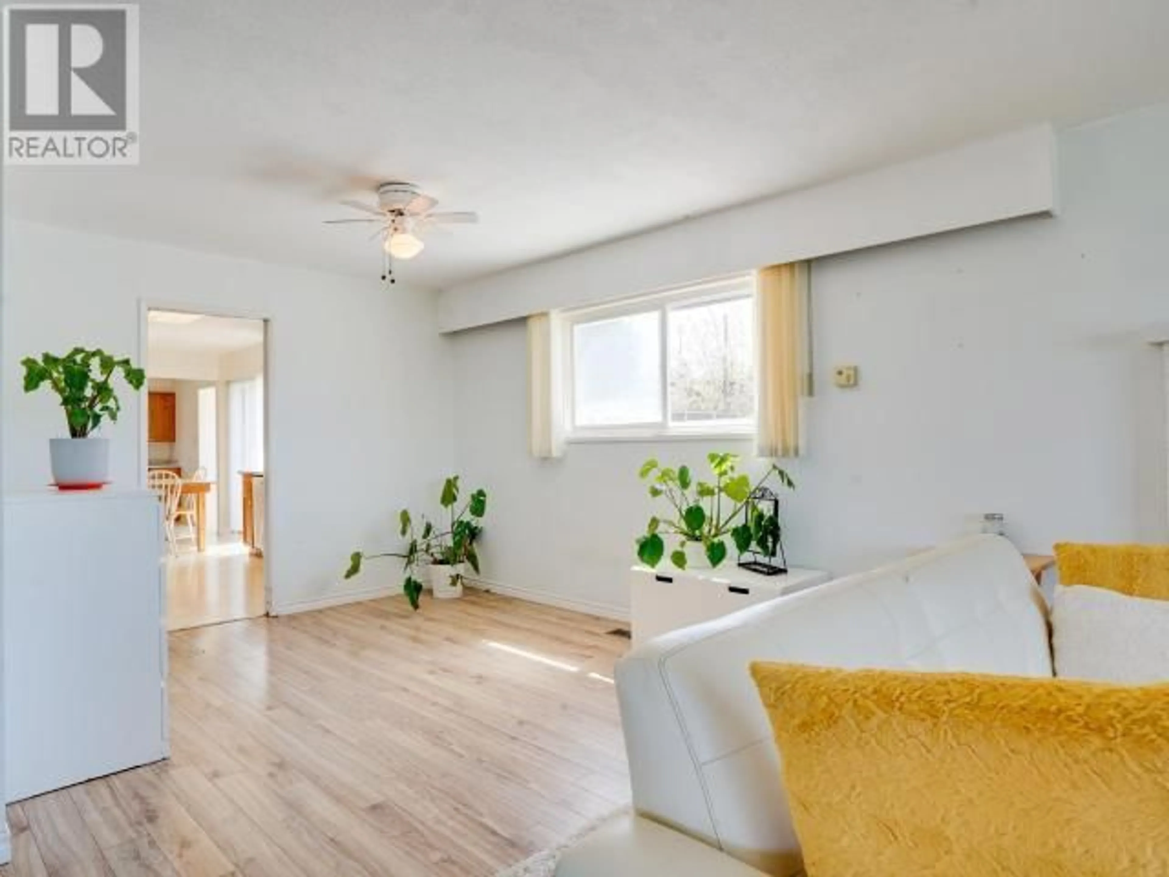 Living room with furniture, wood/laminate floor for 4674 REDONDA AVE, Powell River British Columbia