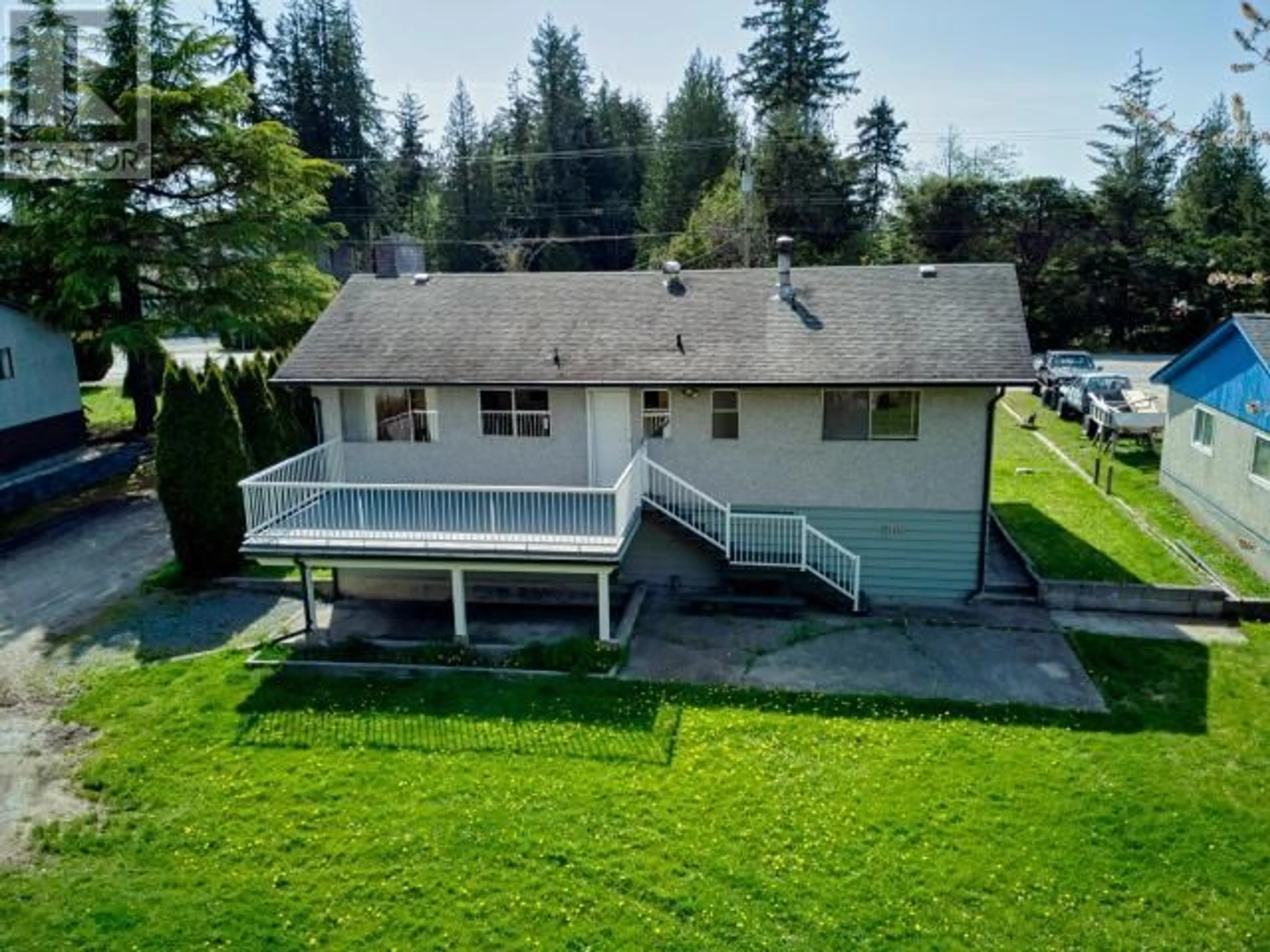 A pic from outside/outdoor area/front of a property/back of a property/a pic from drone, water/lake/river/ocean view for 5044 MANSON AVE, Powell River British Columbia