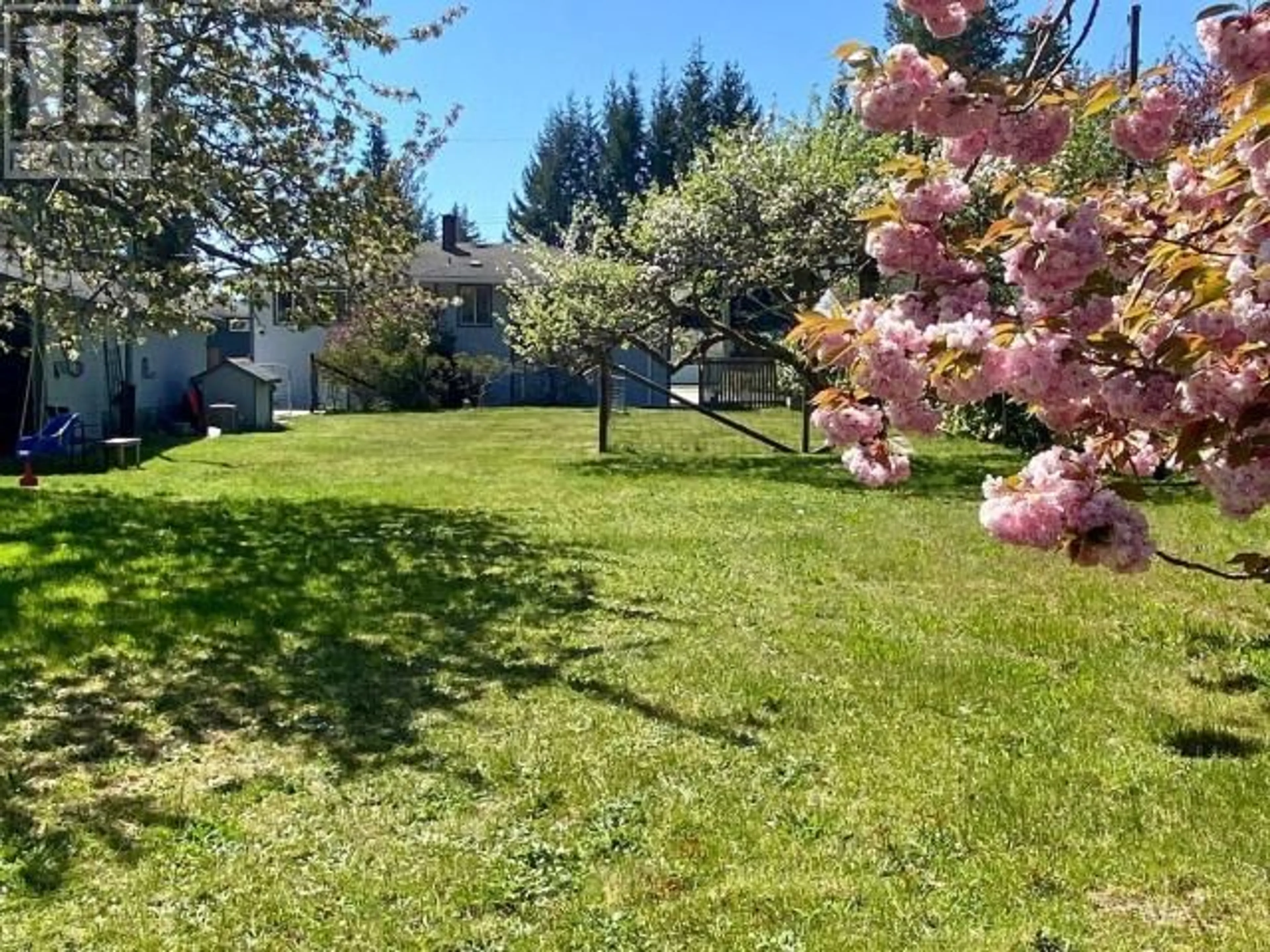 A pic from outside/outdoor area/front of a property/back of a property/a pic from drone, unknown for 4946 QUEENS AVE, Powell River British Columbia