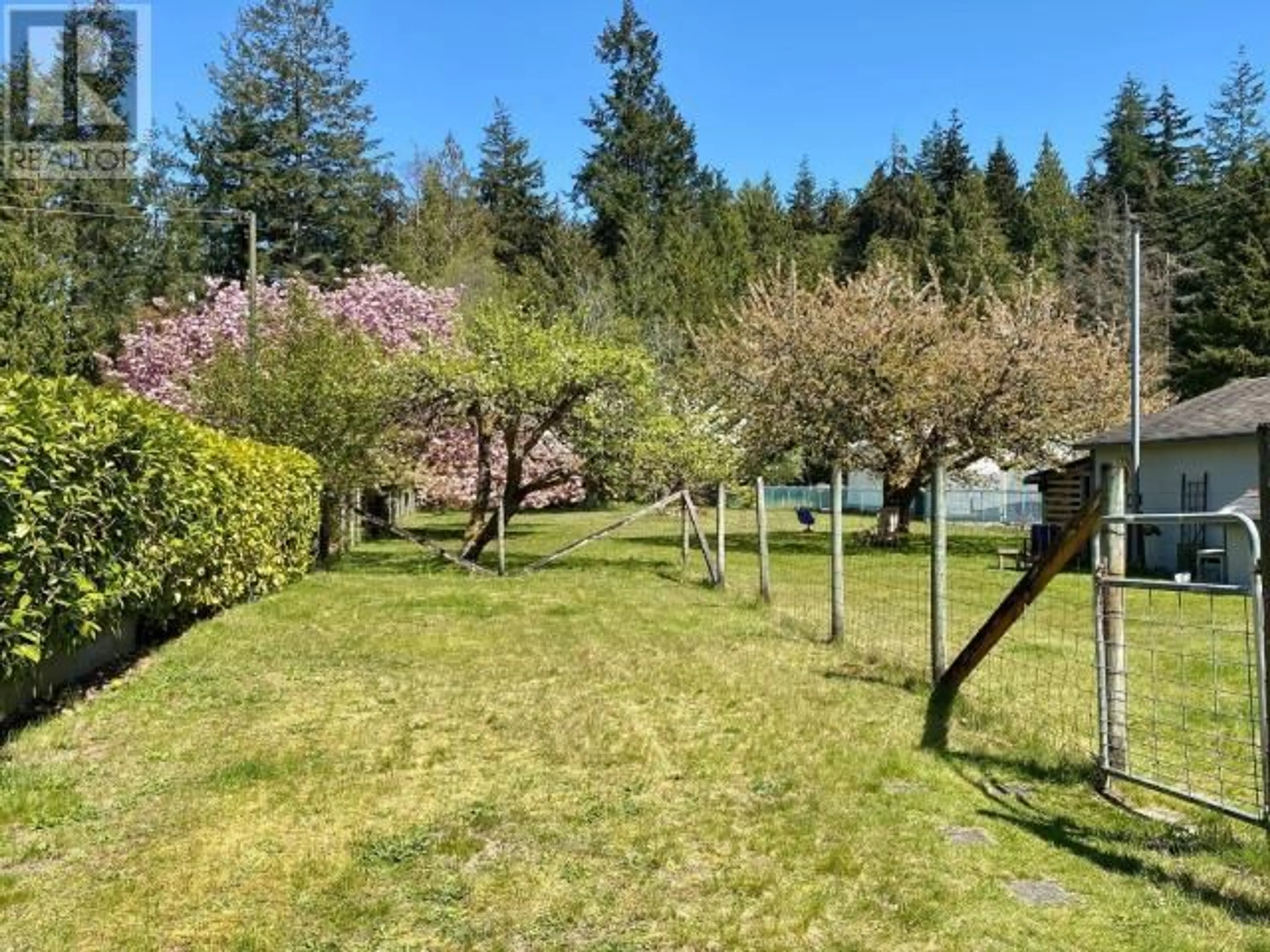 A pic from outside/outdoor area/front of a property/back of a property/a pic from drone, forest/trees view for 4946 QUEENS AVE, Powell River British Columbia