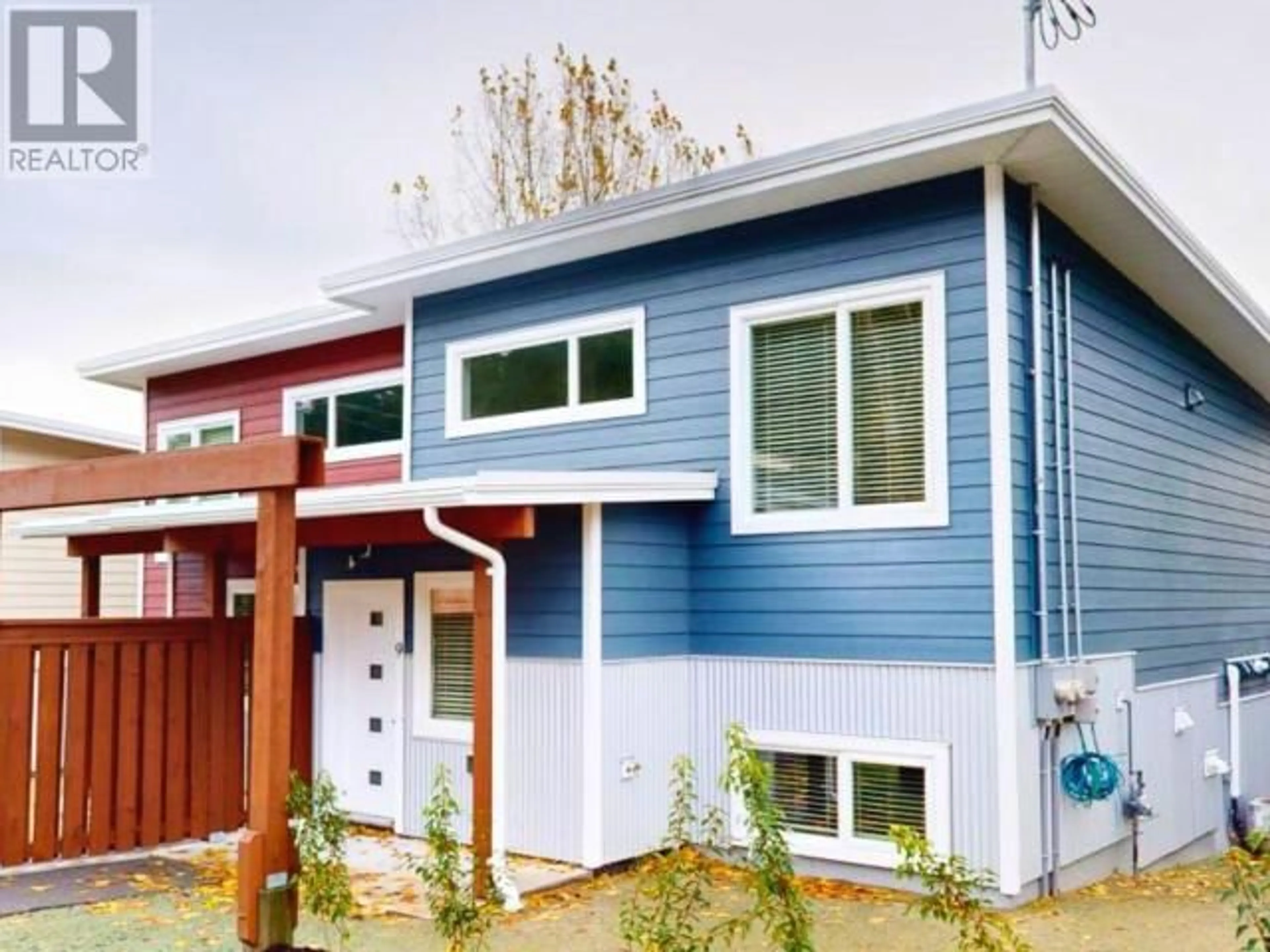 Home with vinyl exterior material, street for 9 - 6730 CRANBERRY STREET, Powell River British Columbia V8A3Z4