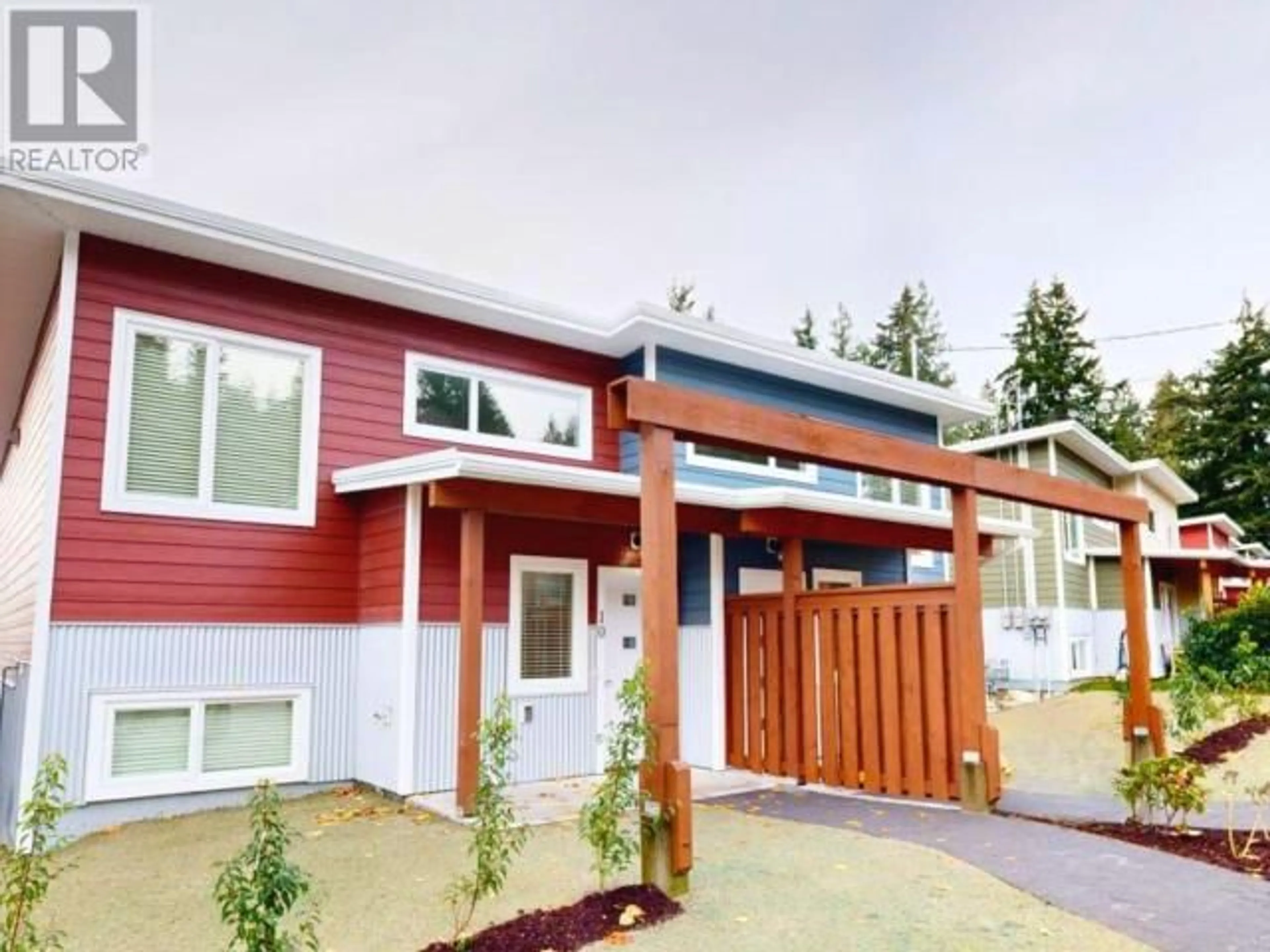 Home with vinyl exterior material, street for 10 - 6730 CRANBERRY STREET, Powell River British Columbia V8A3Z4