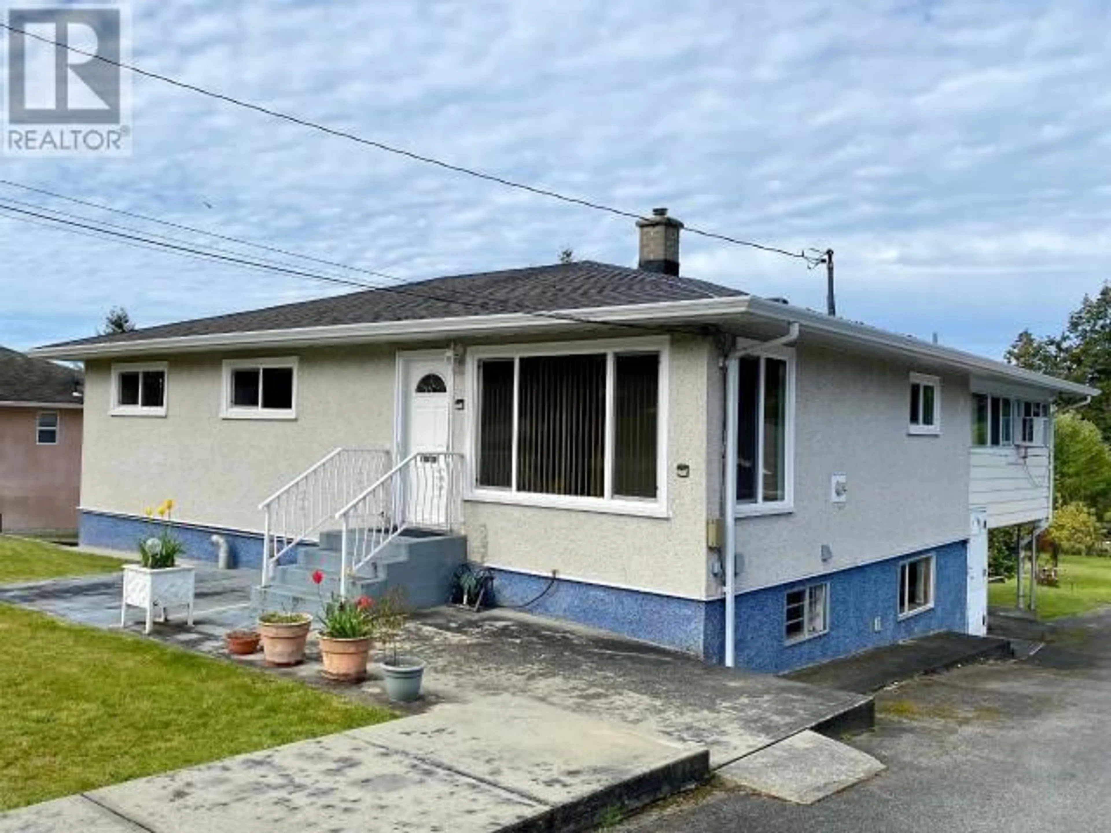 A pic from outside/outdoor area/front of a property/back of a property/a pic from drone, street for 6445 SETON AVE, Powell River British Columbia