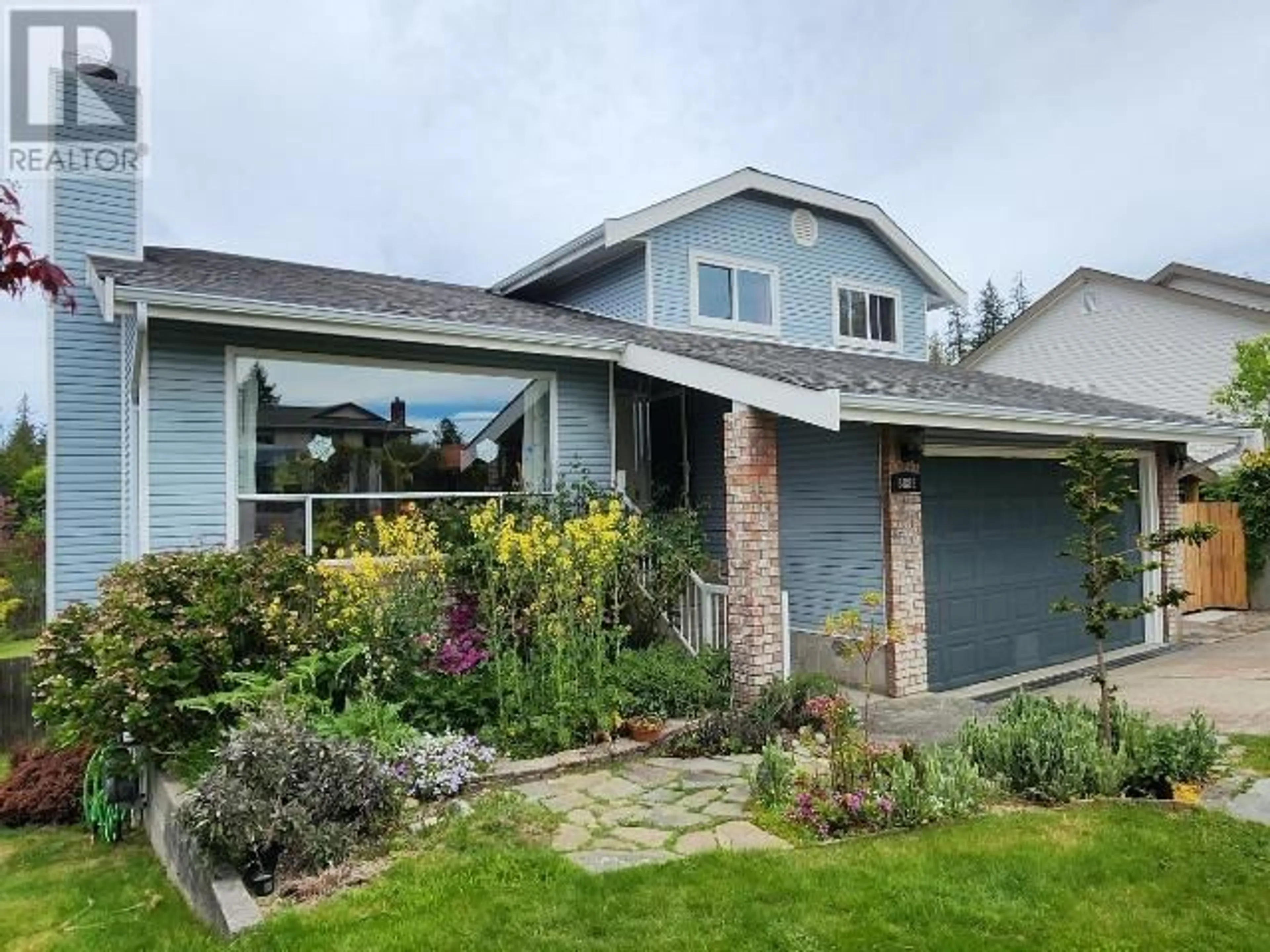 Home with vinyl exterior material, street for 6885 LESLEY CRES, Powell River British Columbia