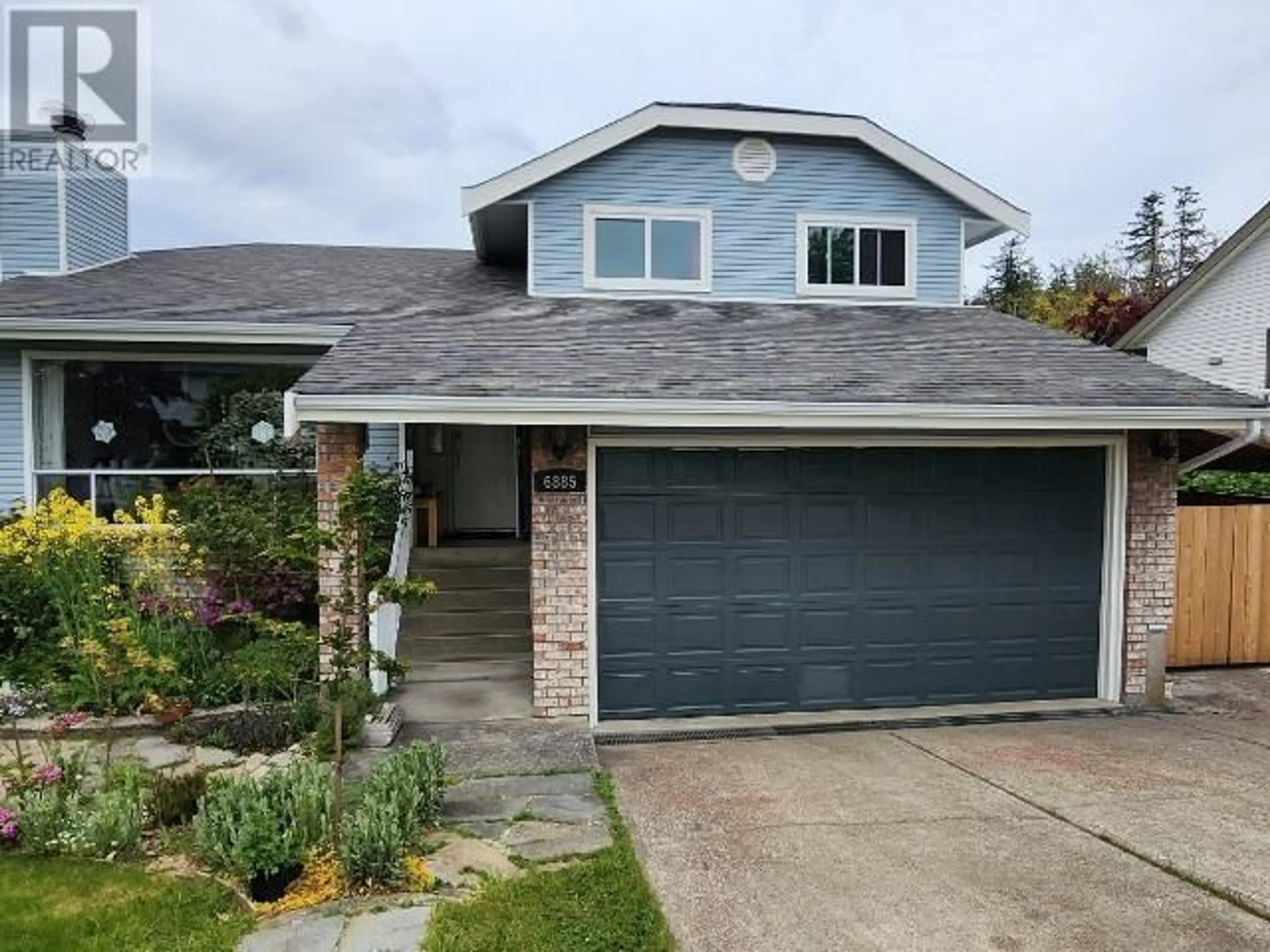 Home with vinyl exterior material, street for 6885 LESLEY CRES, Powell River British Columbia
