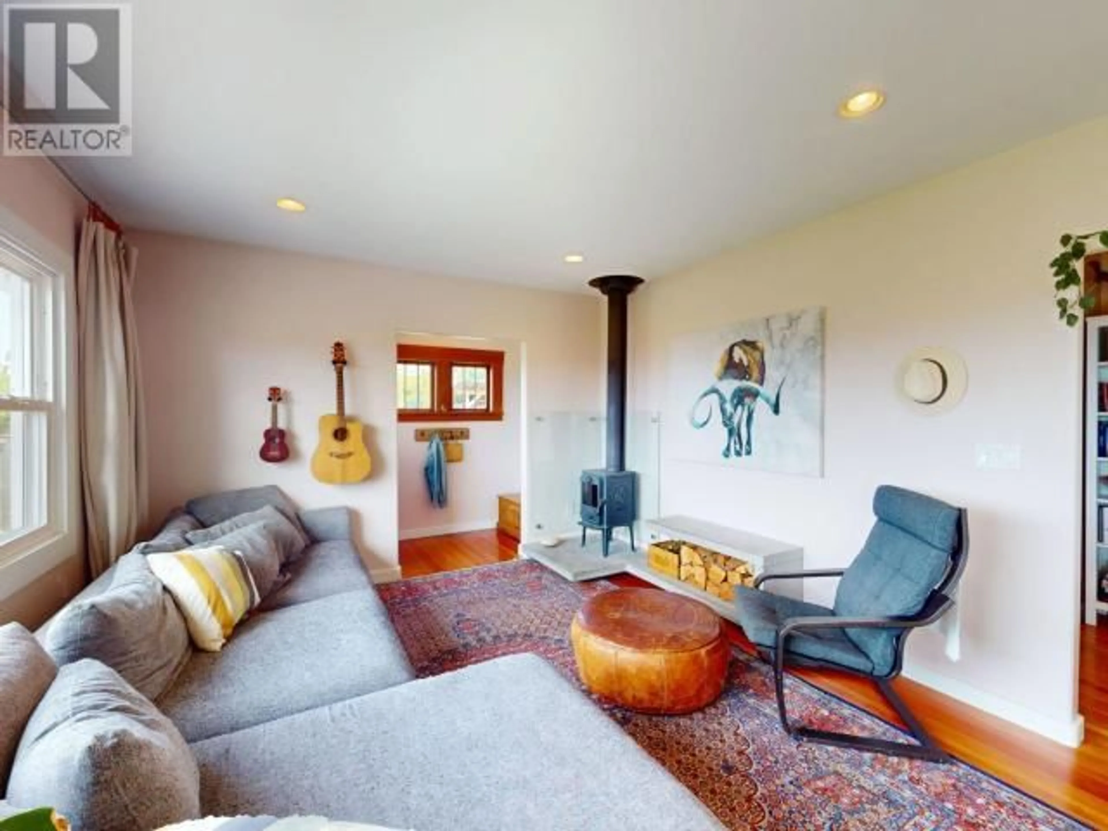 Living room with furniture, unknown for 4594 HARVIE AVE, Powell River British Columbia