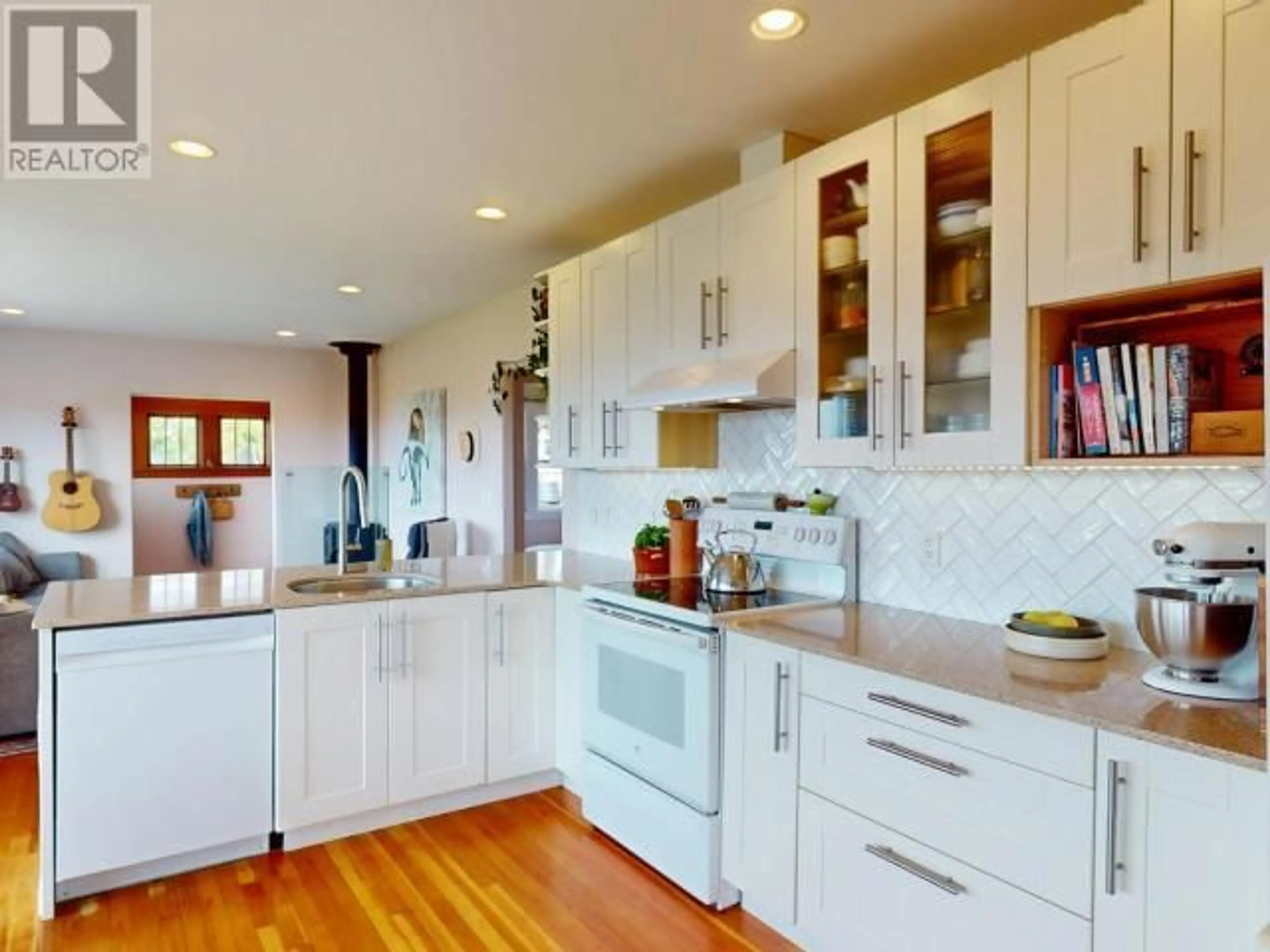 Contemporary kitchen, unknown for 4594 HARVIE AVE, Powell River British Columbia
