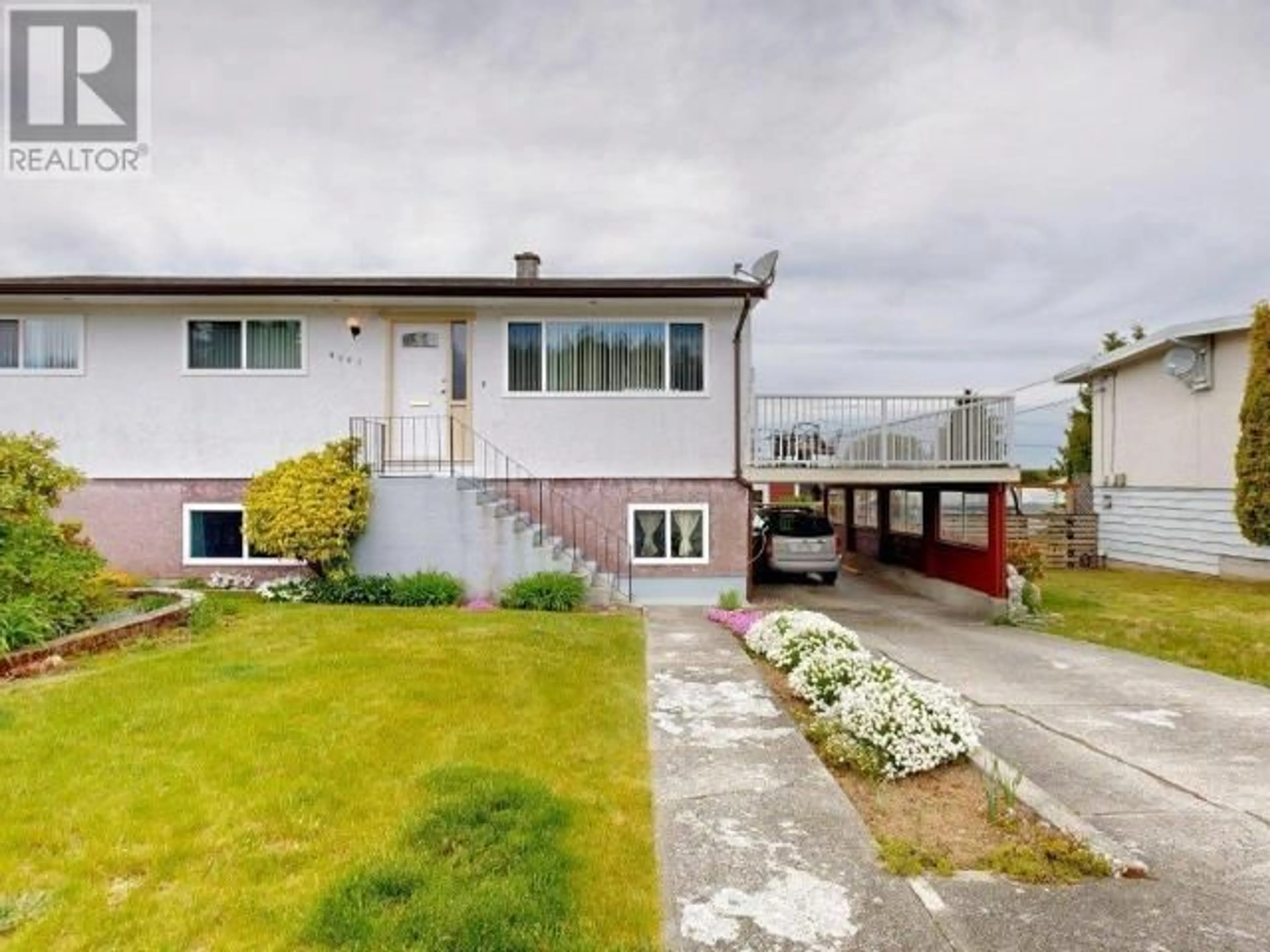 Home with vinyl exterior material, street for 4007 SELKIRK AVE, Powell River British Columbia