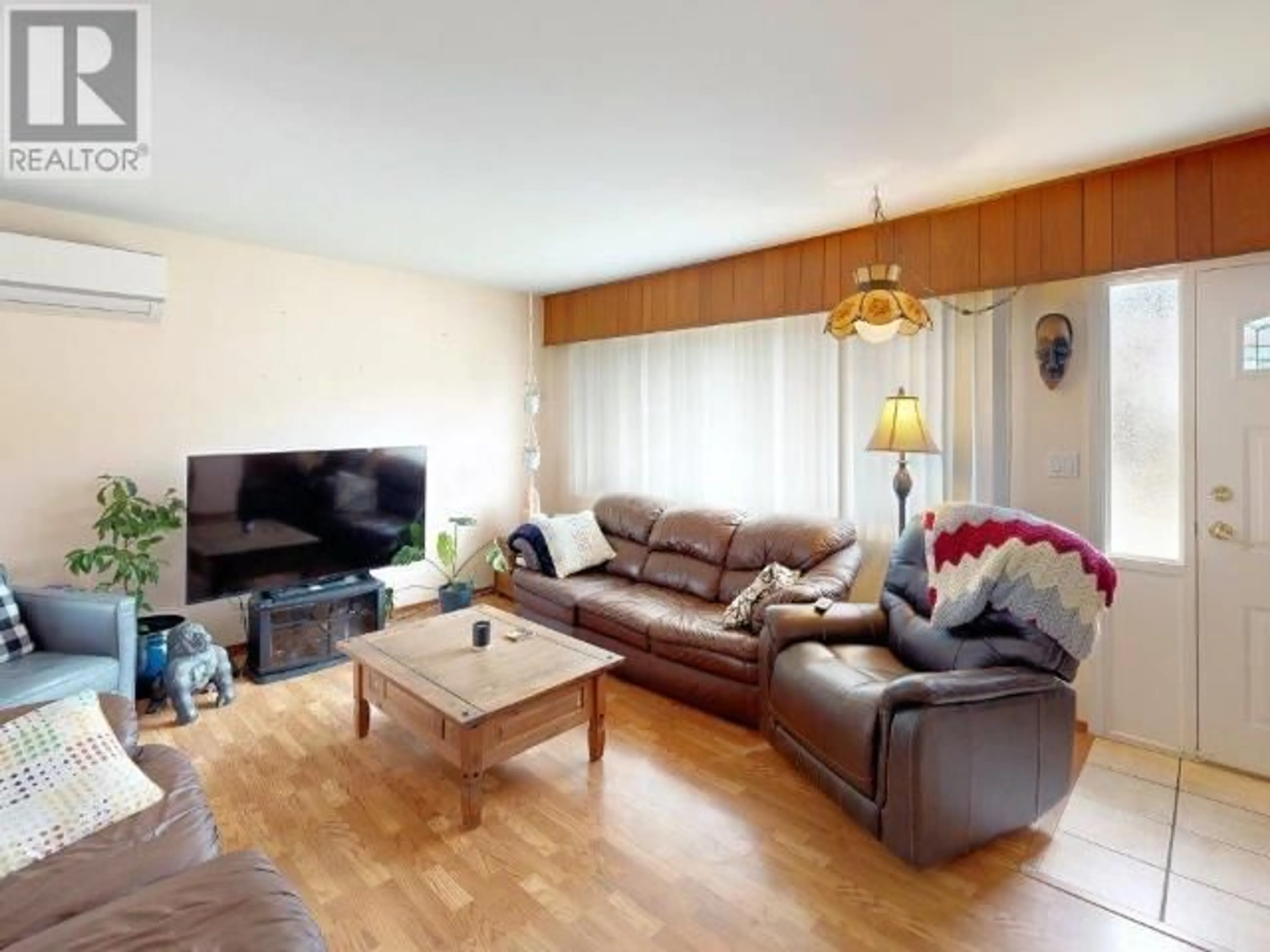 Living room with furniture, wood/laminate floor for 4007 SELKIRK AVE, Powell River British Columbia