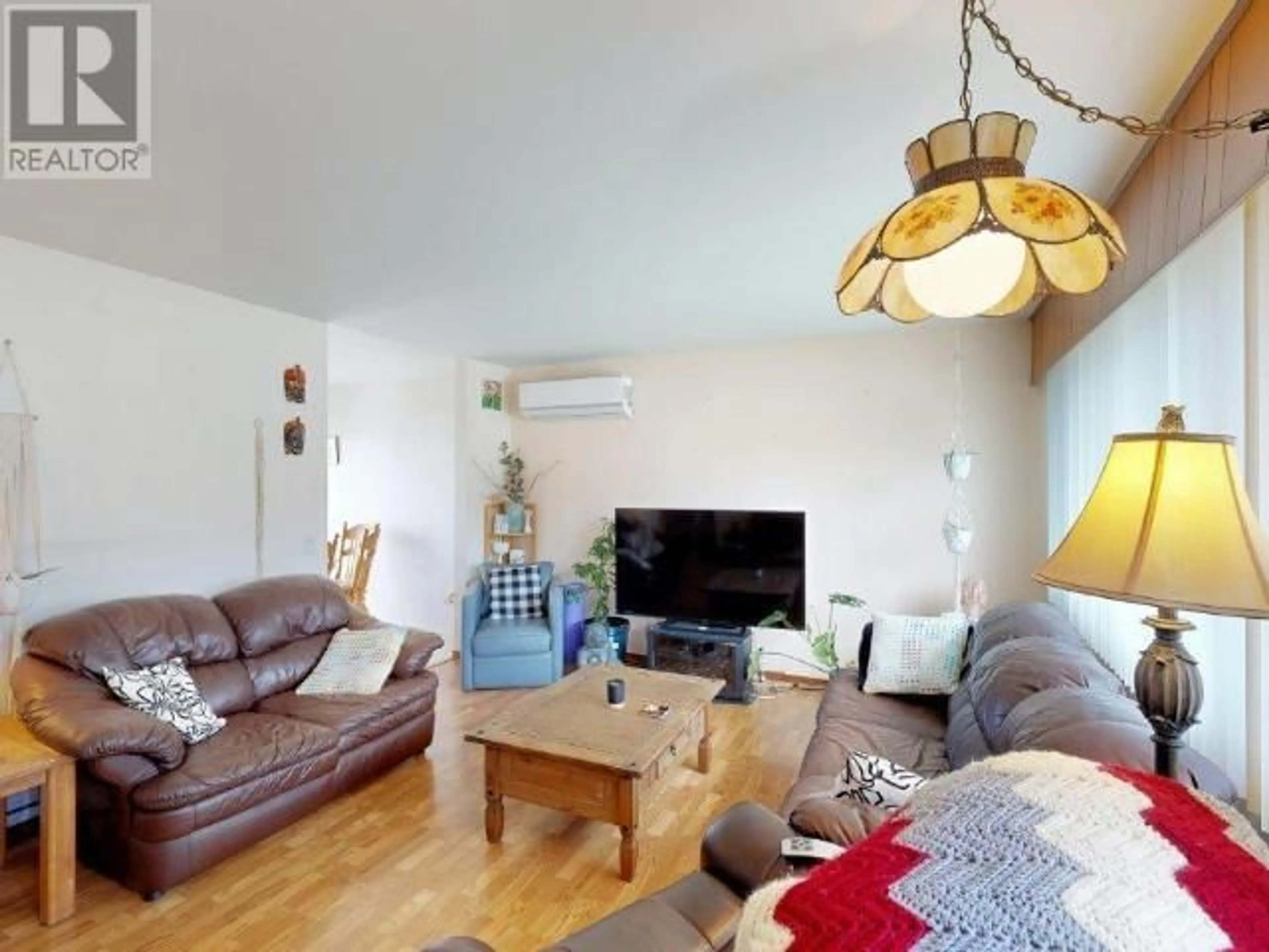 Living room with furniture, wood/laminate floor for 4007 SELKIRK AVE, Powell River British Columbia