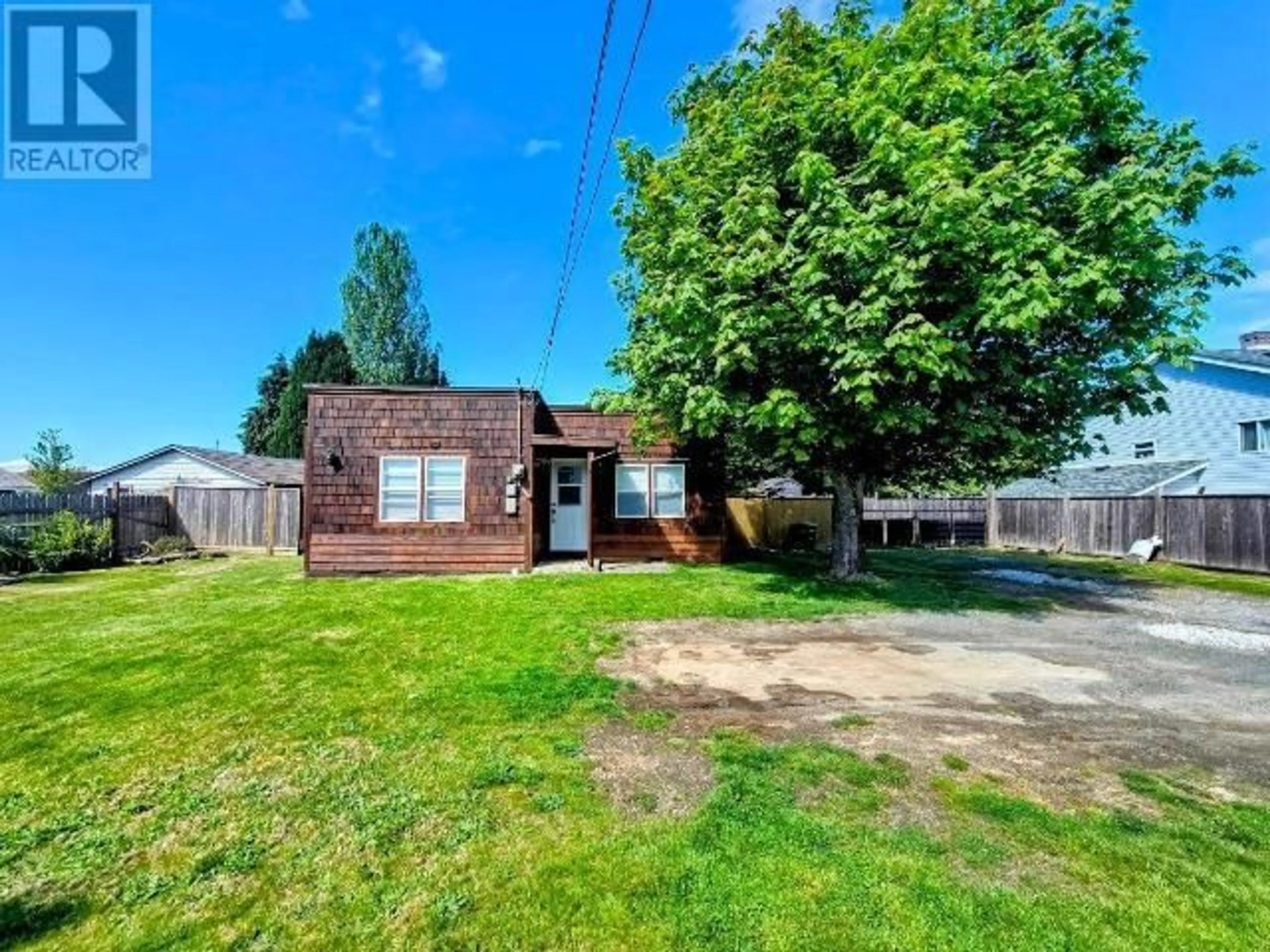 A pic from outside/outdoor area/front of a property/back of a property/a pic from drone, street for 4589 JOYCE AVE, Powell River British Columbia V8A3B2