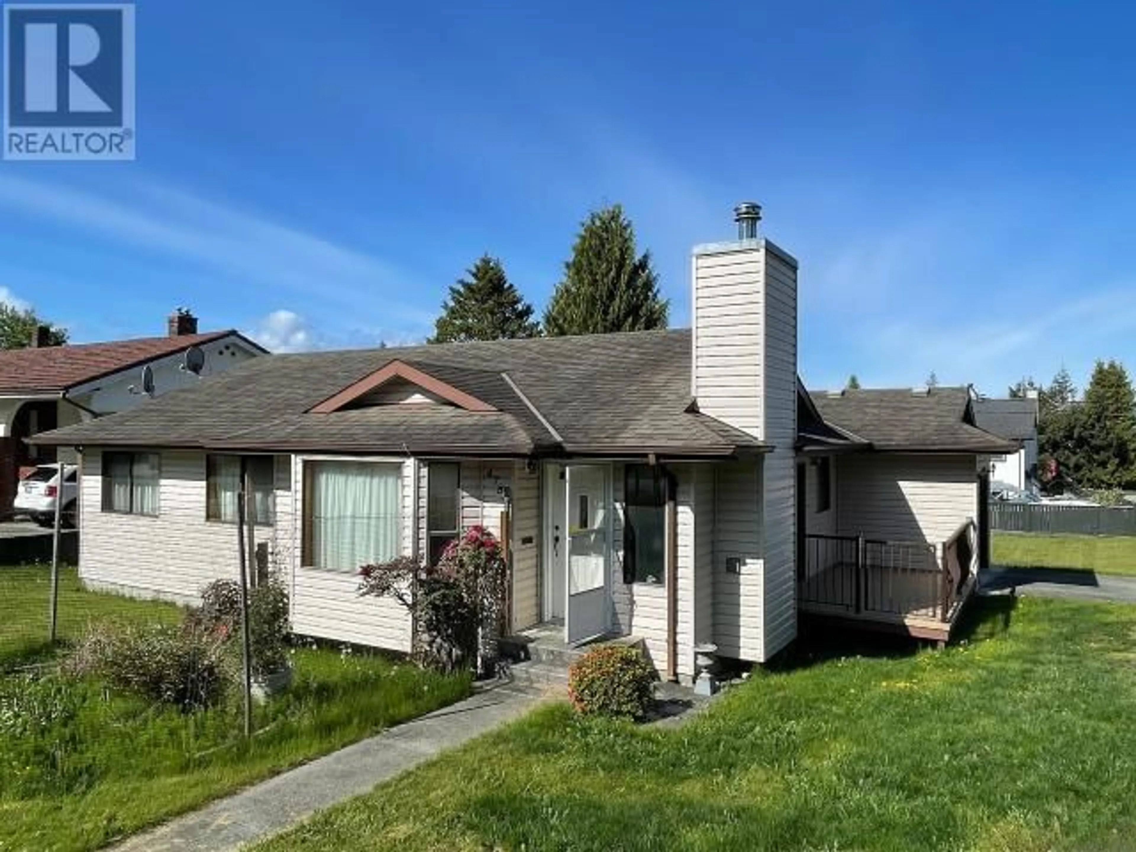 Home with vinyl exterior material, street for 4781 REDONDA AVE, Powell River British Columbia