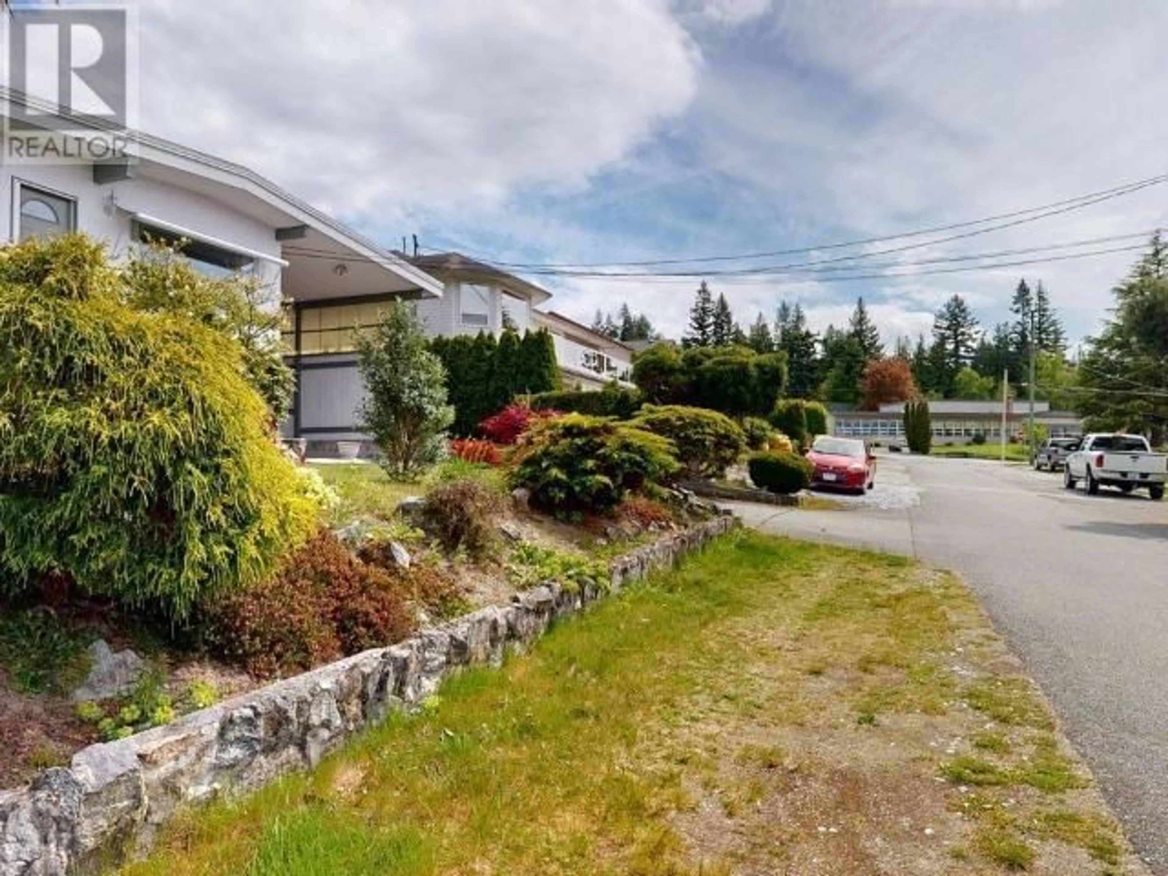 A pic from outside/outdoor area/front of a property/back of a property/a pic from drone, street for 3616 MANITOBA AVE, Powell River British Columbia