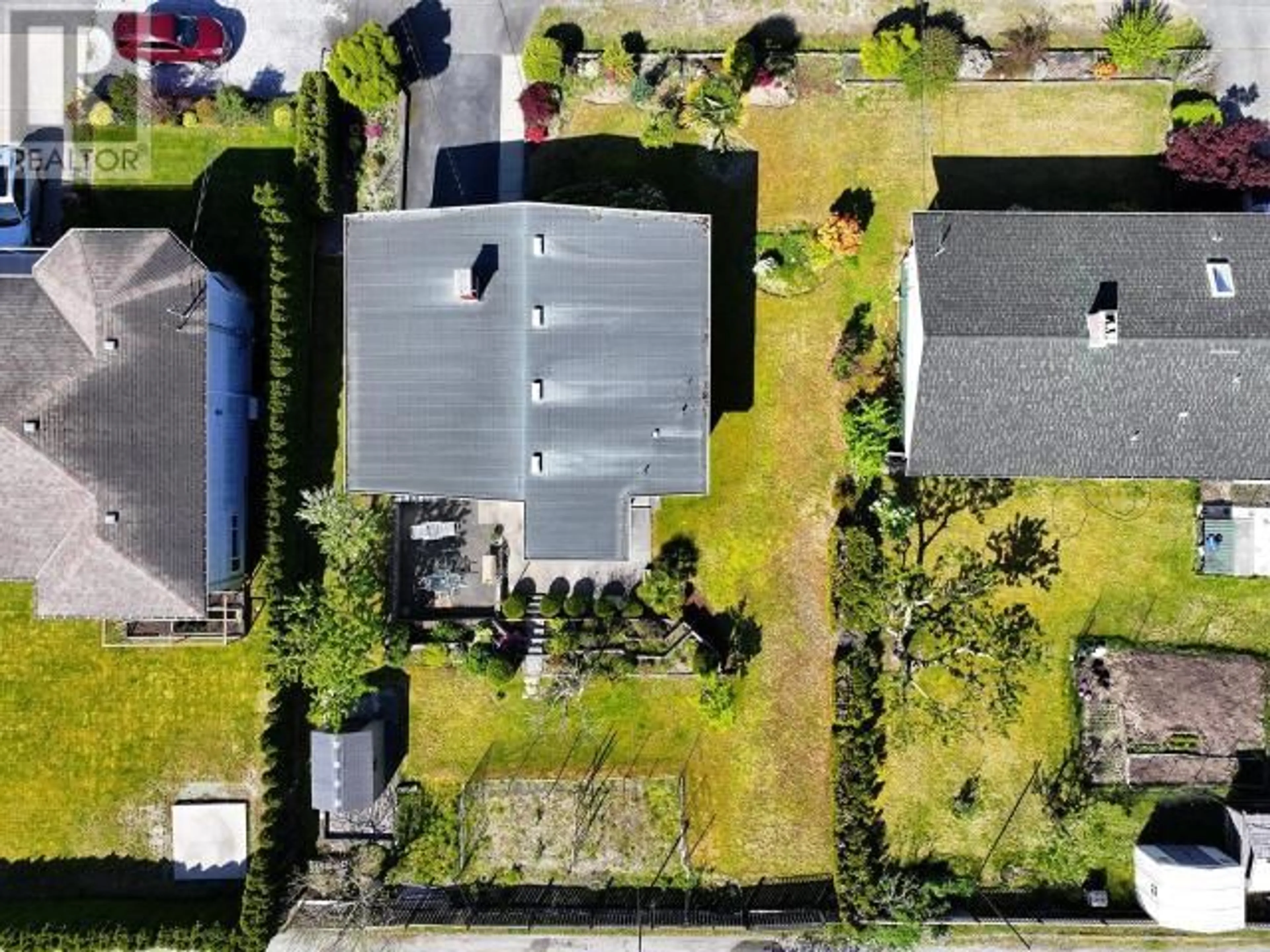 A pic from outside/outdoor area/front of a property/back of a property/a pic from drone, street for 3616 MANITOBA AVE, Powell River British Columbia