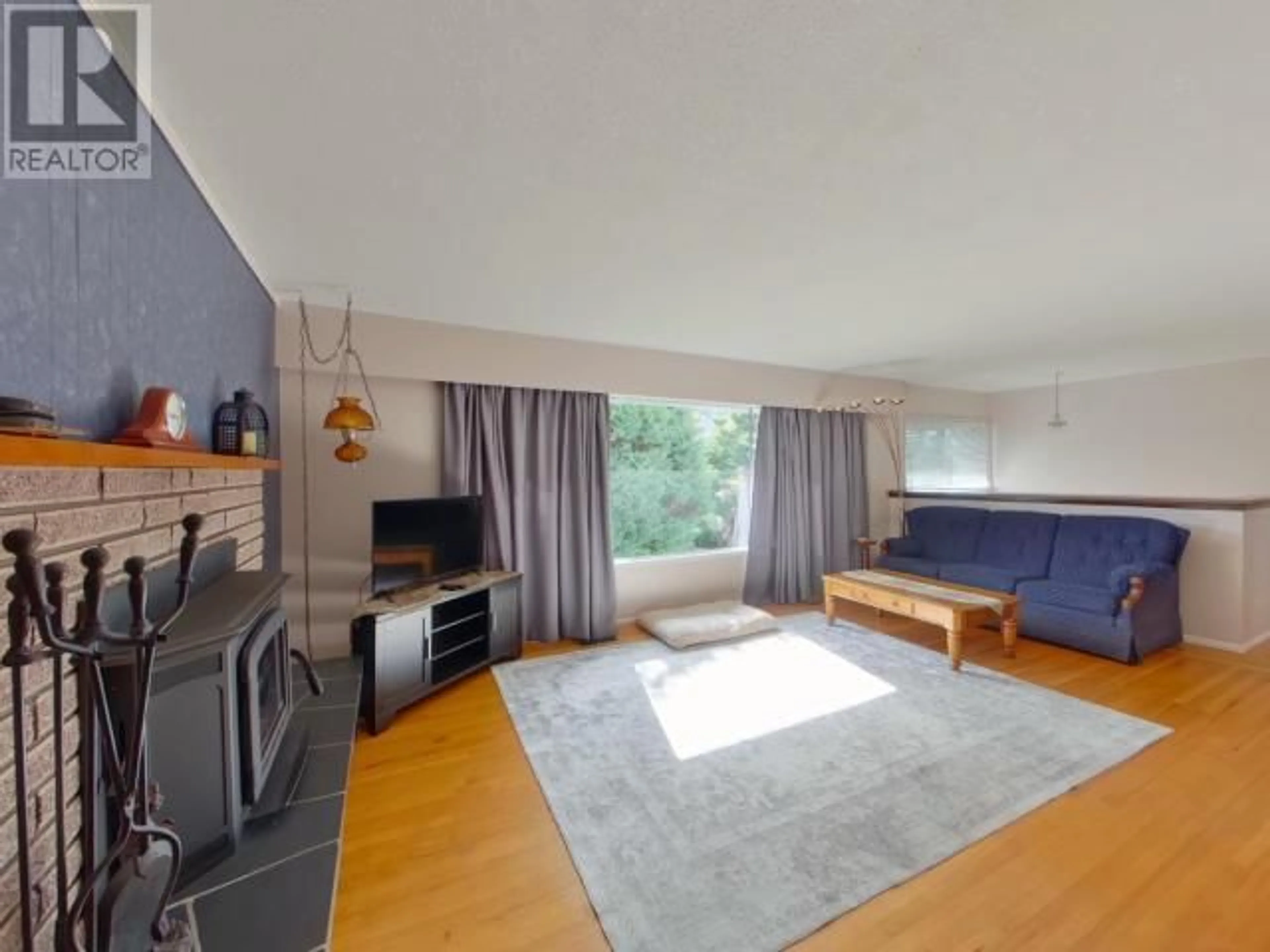 Living room with furniture, unknown for 3939 JOYCE AVE, Powell River British Columbia V8A2Z2