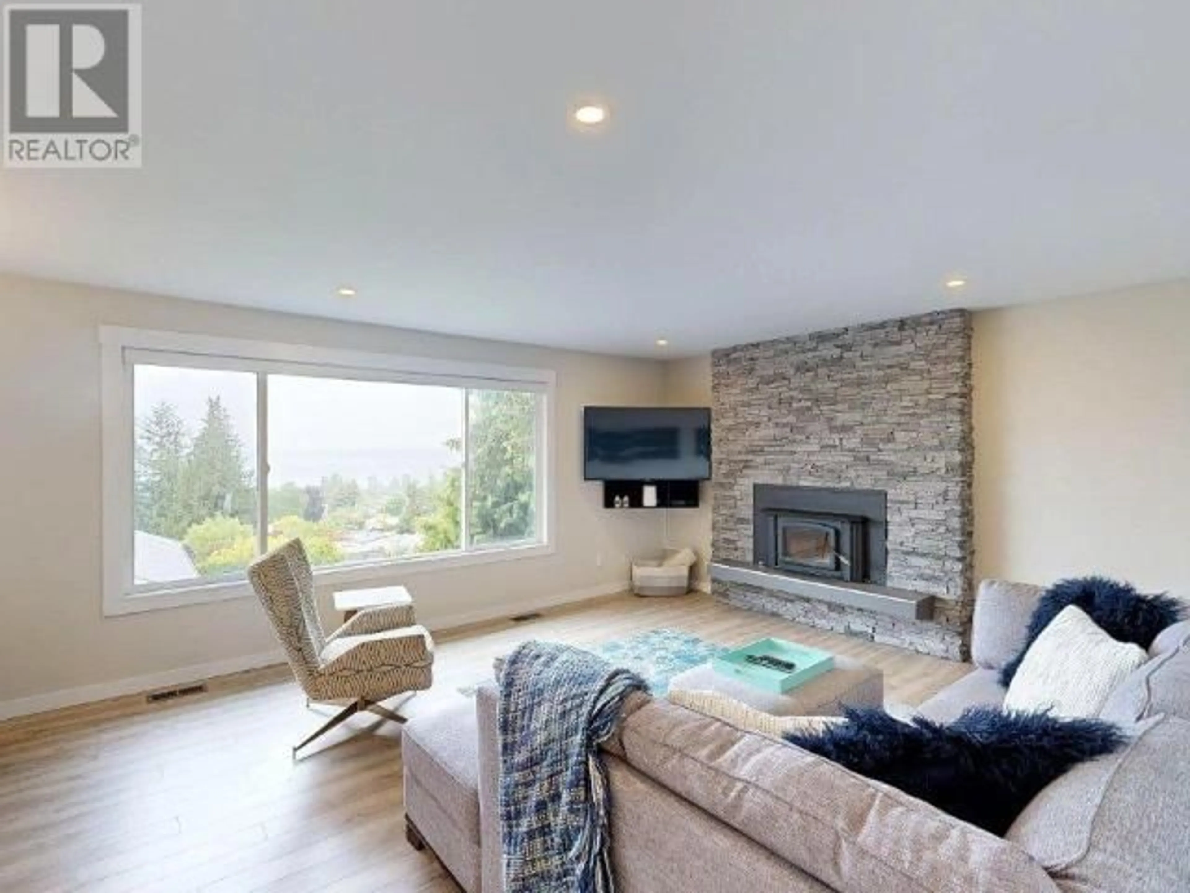 Living room with furniture, unknown for 7143 JORDAN STREET, Powell River British Columbia