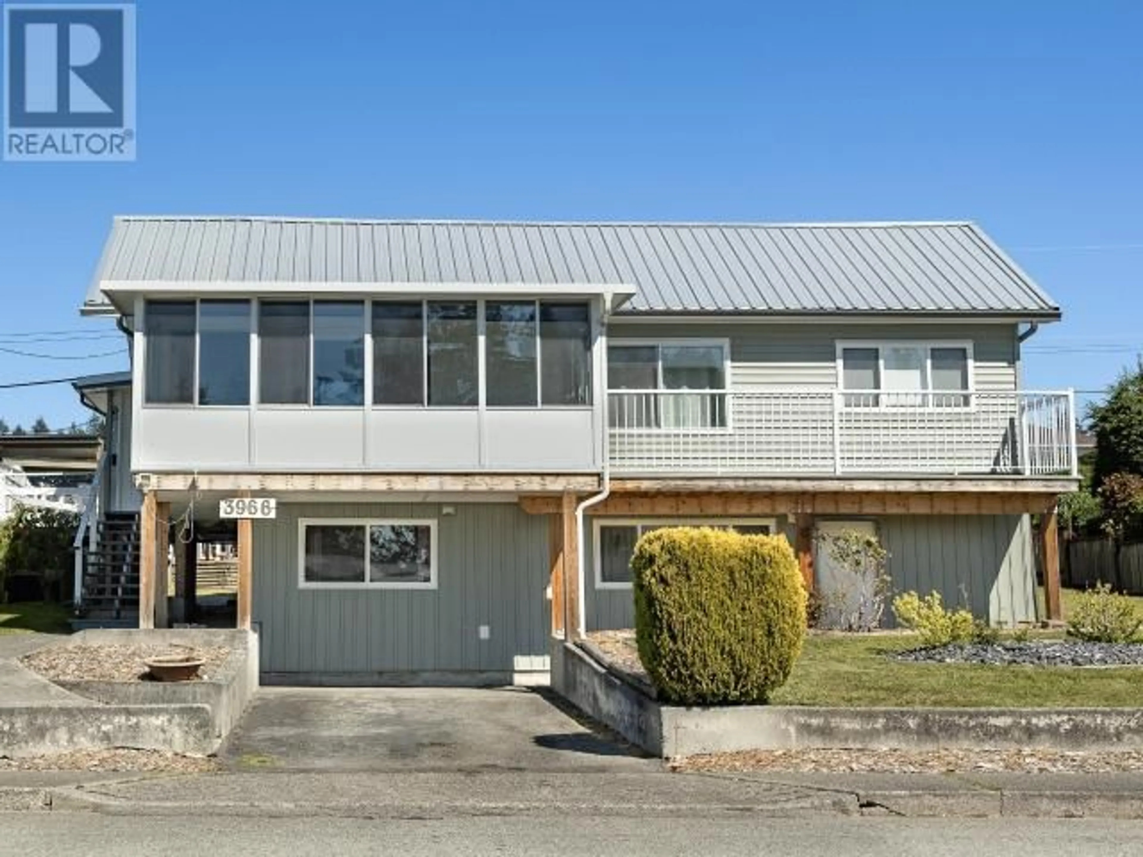 Home with vinyl exterior material, building for 3966 GORDON AVE, Powell River British Columbia V8A2T7