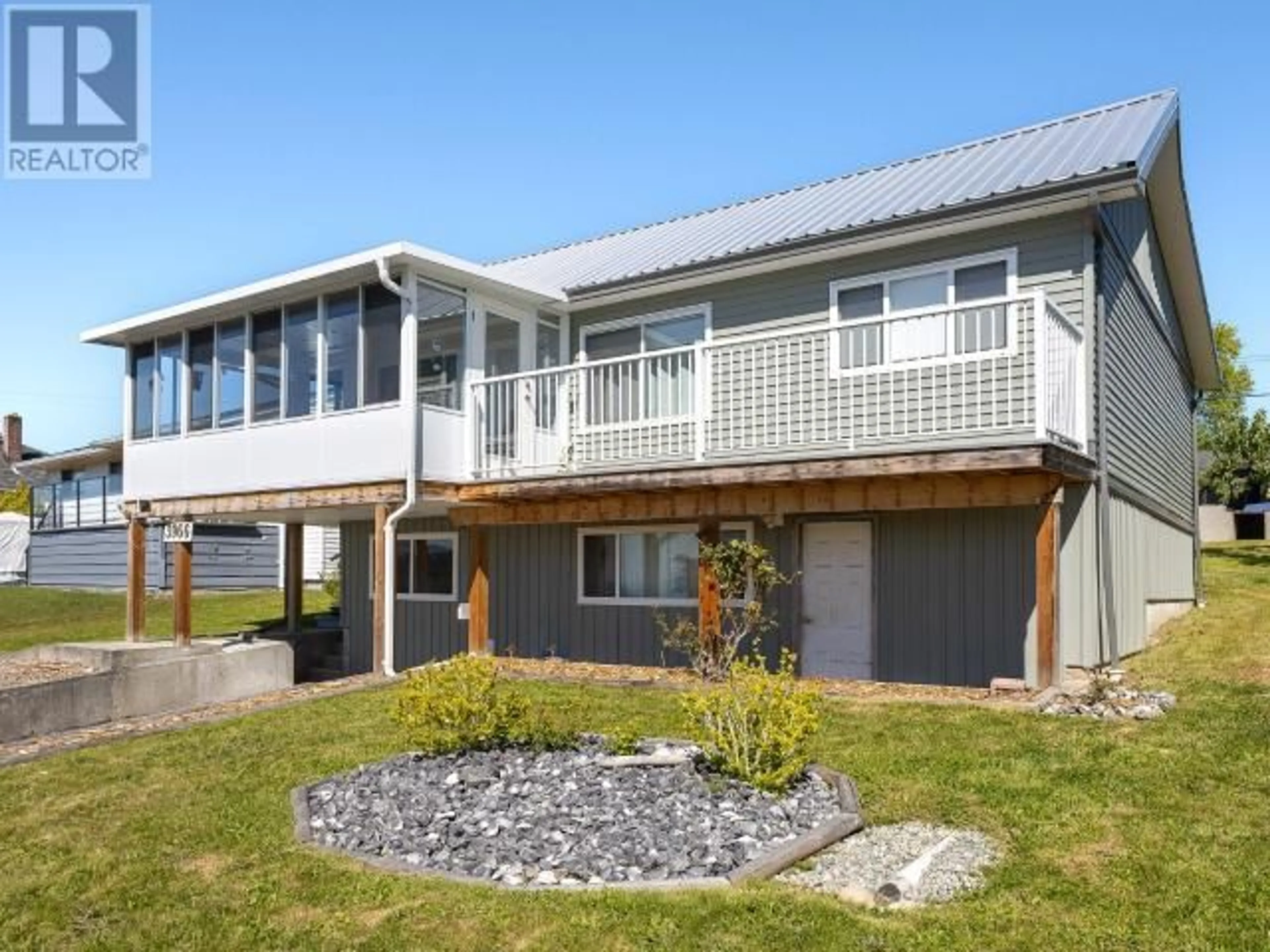 Home with vinyl exterior material, building for 3966 GORDON AVE, Powell River British Columbia V8A2T7
