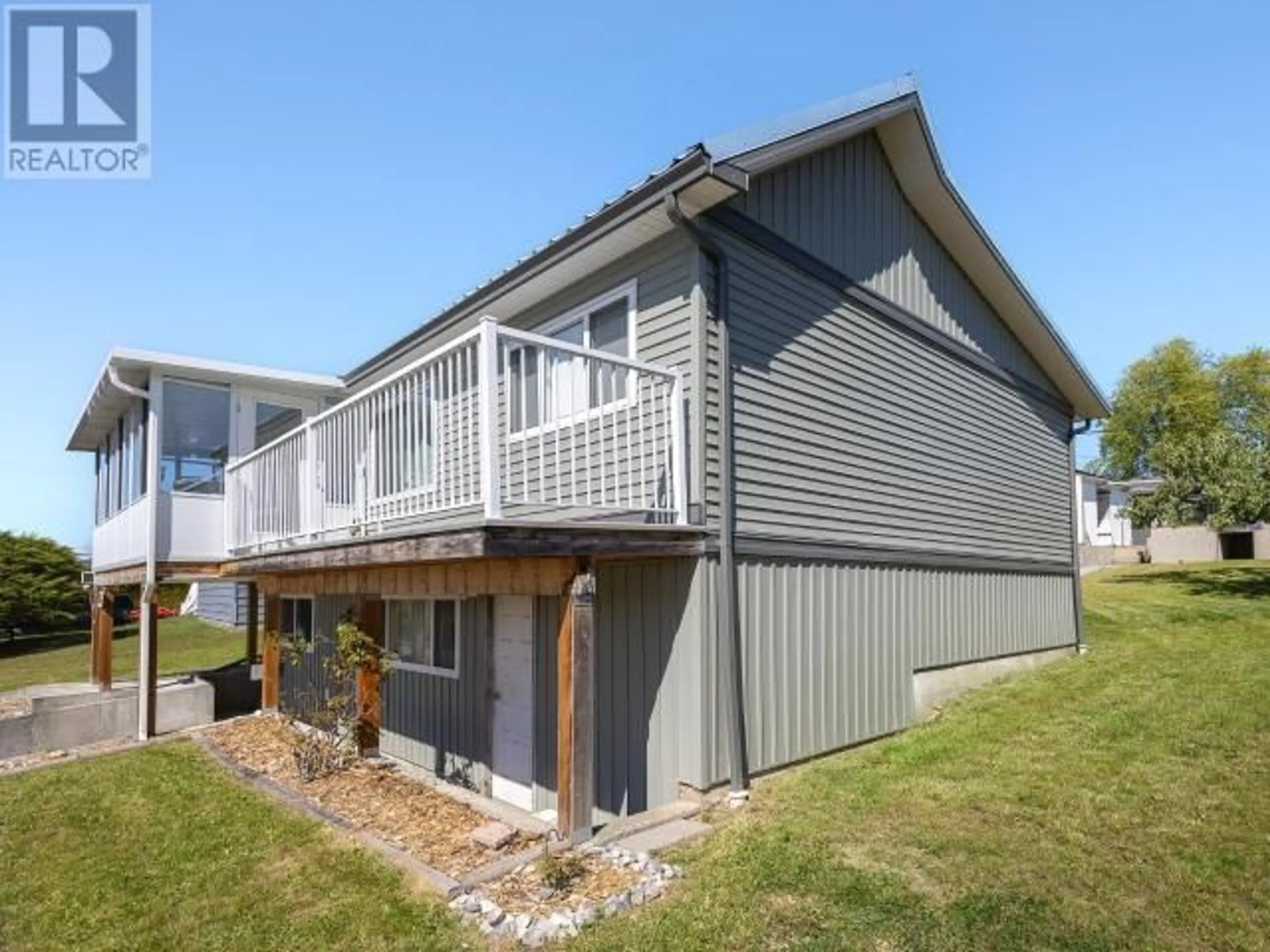 Home with vinyl exterior material, building for 3966 GORDON AVE, Powell River British Columbia V8A2T7