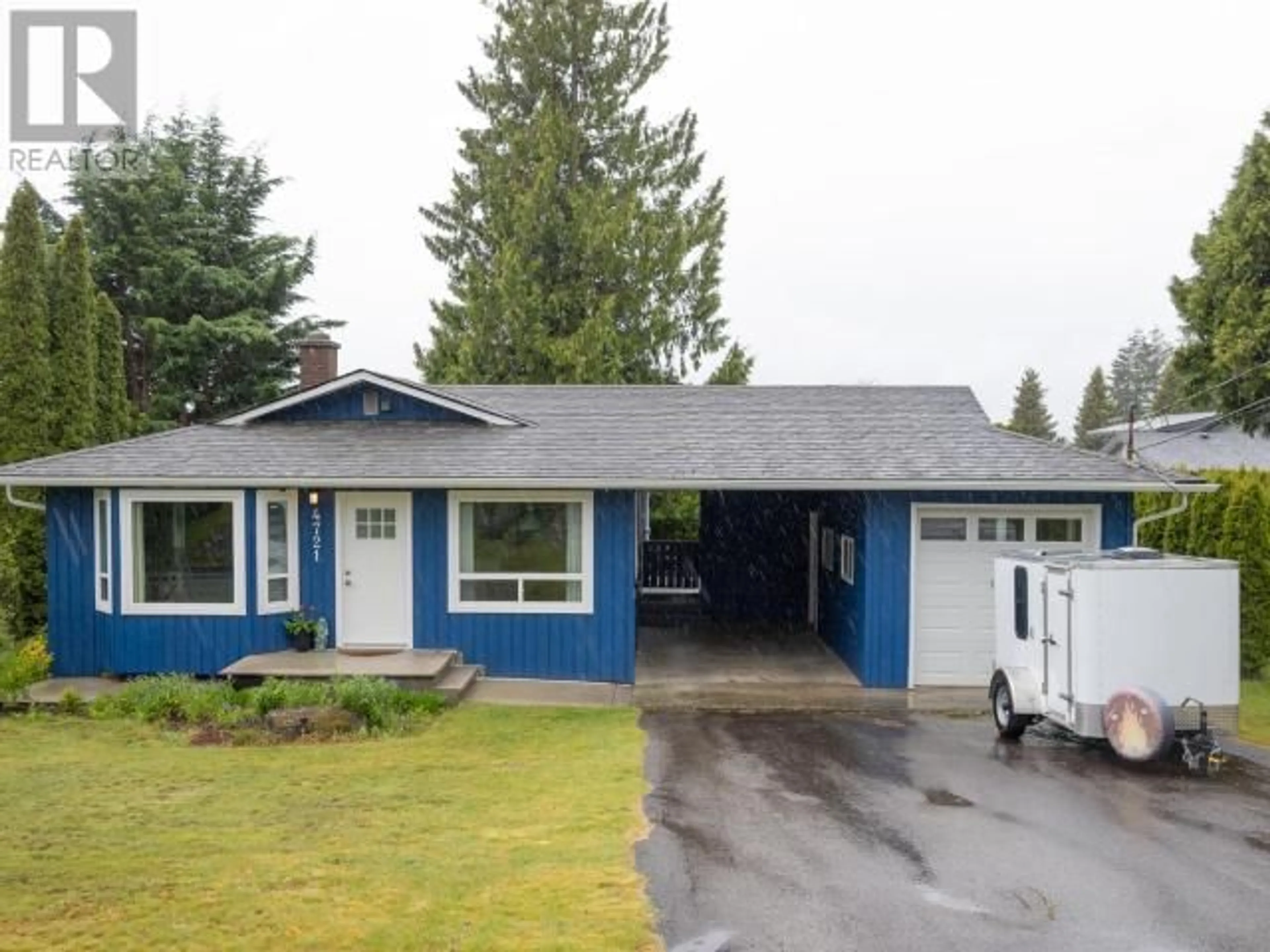 Home with vinyl exterior material, street for 4721 REDONDA AVE, Powell River British Columbia V8A5L7