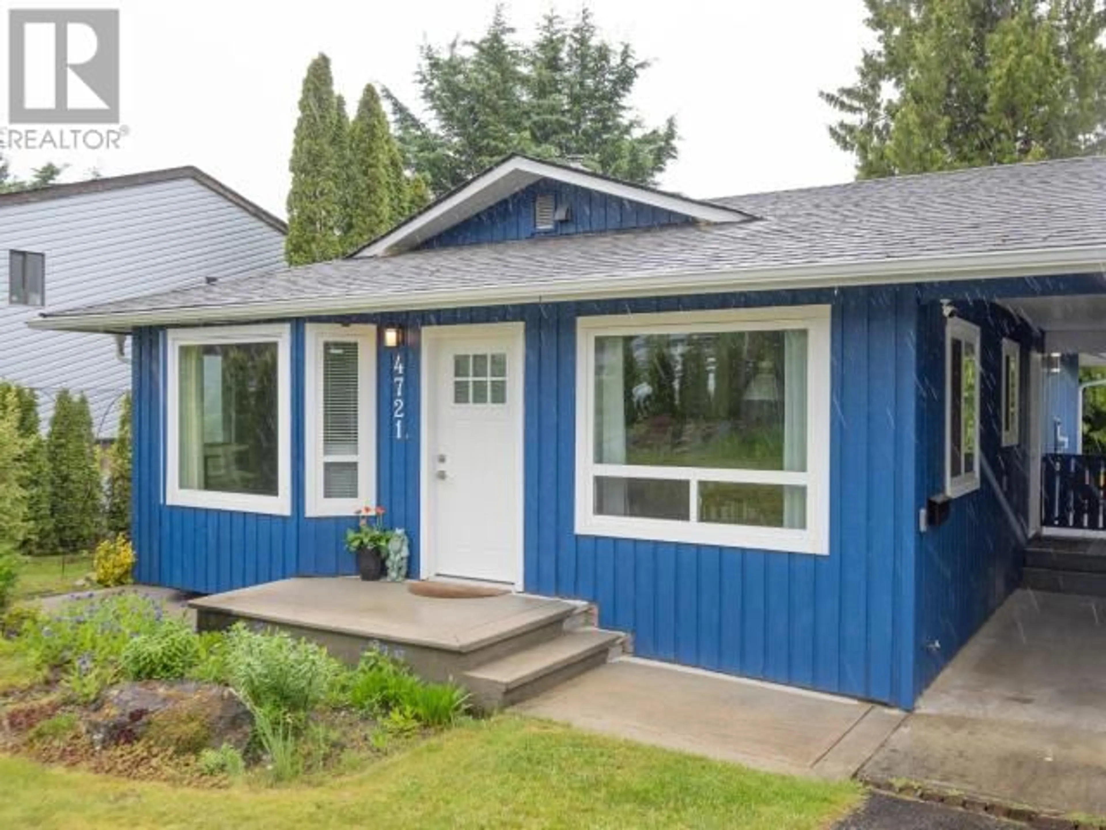 Home with vinyl exterior material, street for 4721 REDONDA AVE, Powell River British Columbia V8A5L7