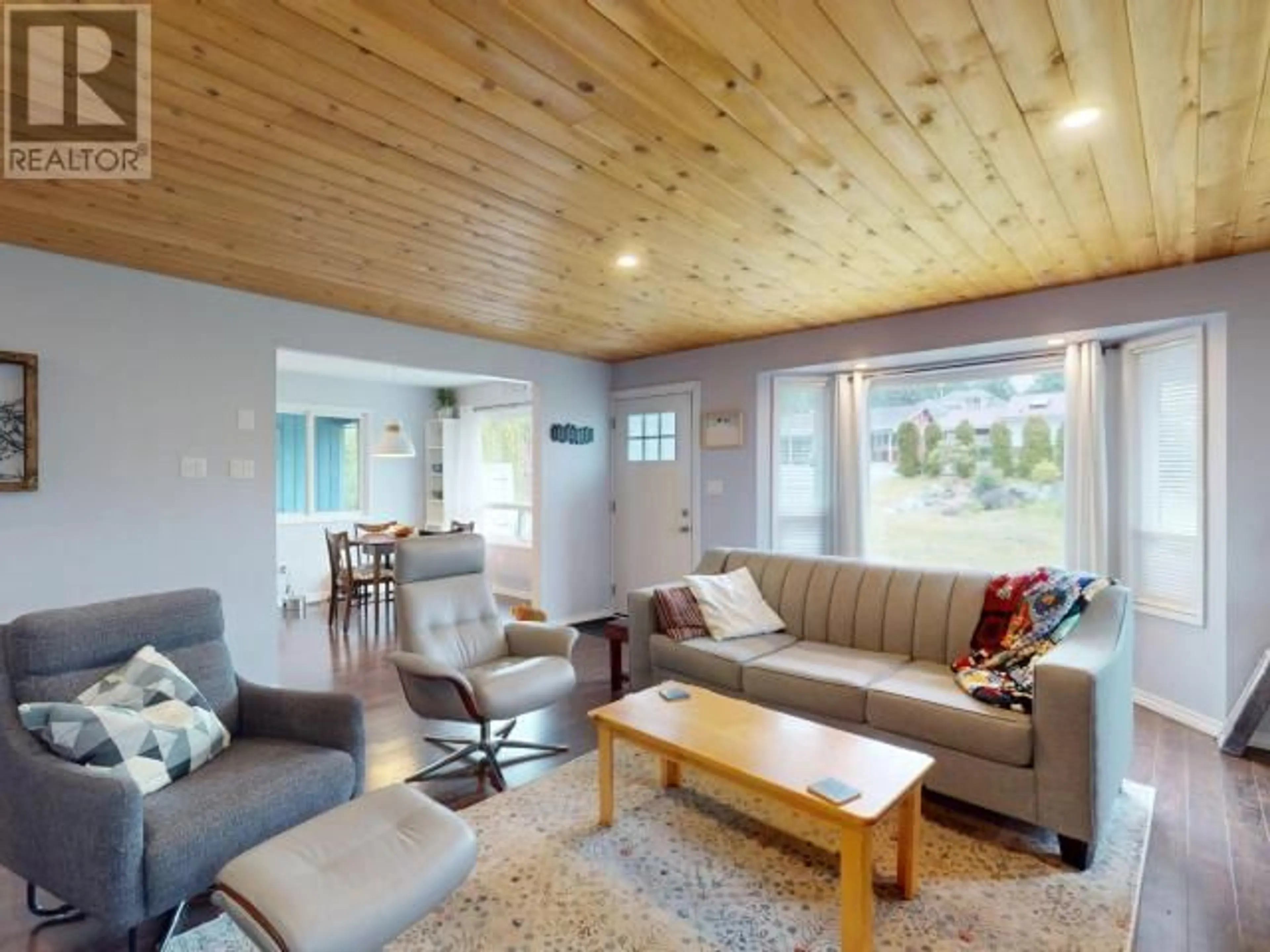Living room with furniture, wood/laminate floor for 4721 REDONDA AVE, Powell River British Columbia V8A5L7