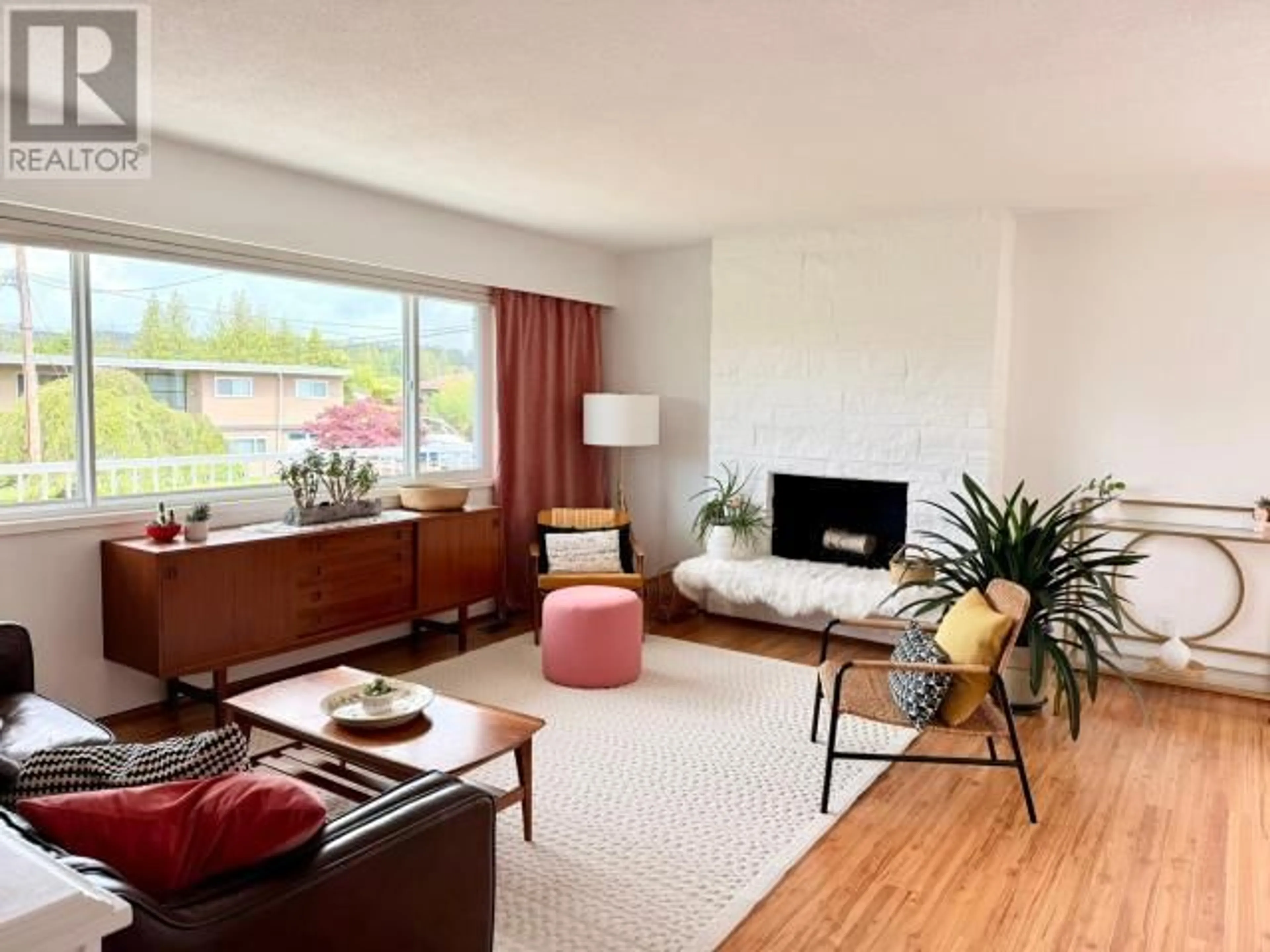 Living room with furniture, wood/laminate floor for 7236 HAZELTON STREET, Powell River British Columbia V8A1R2