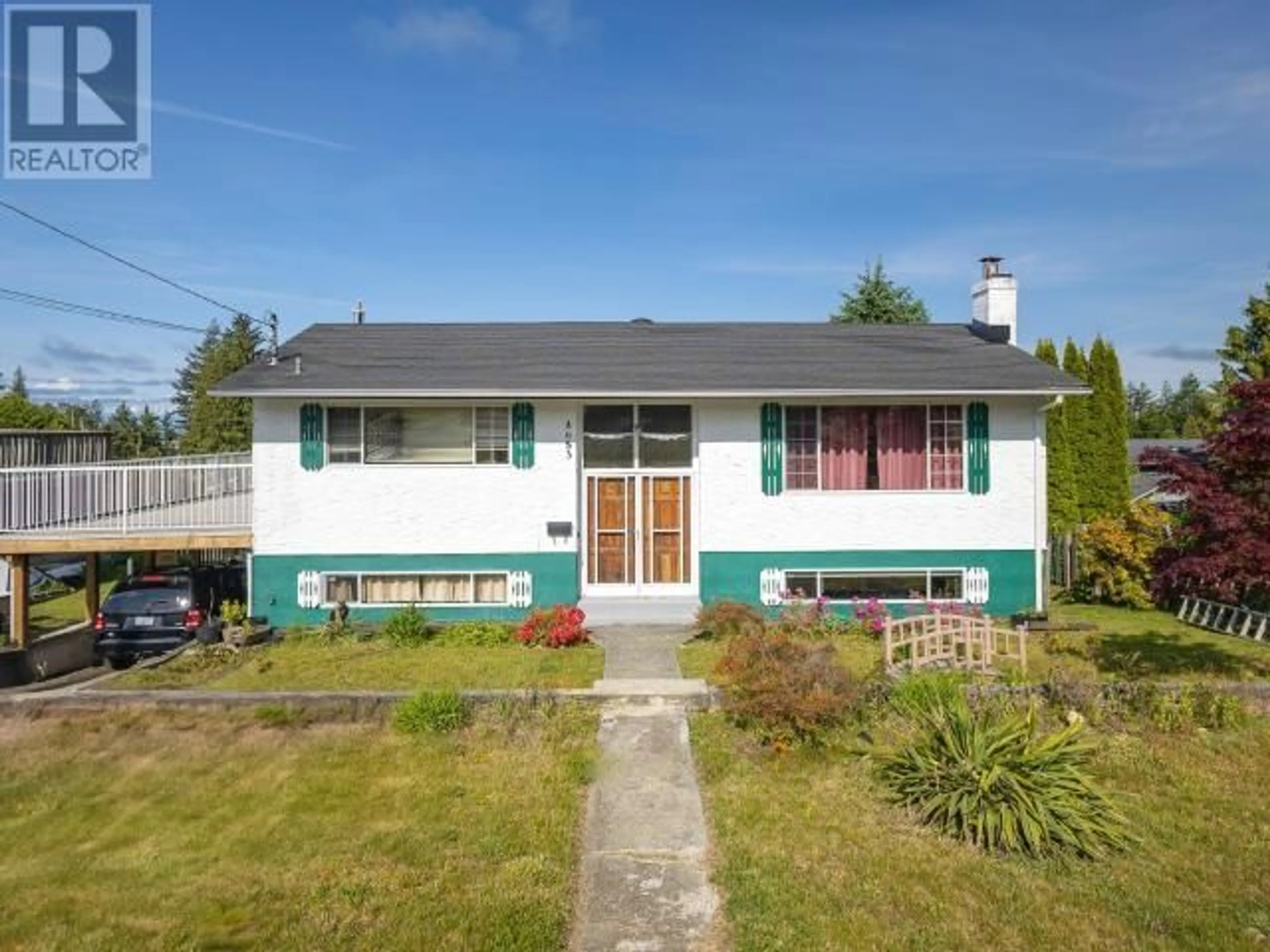 A pic from outside/outdoor area/front of a property/back of a property/a pic from drone, street for 4683 FERNWOOD AVE, Powell River British Columbia V8A3L7