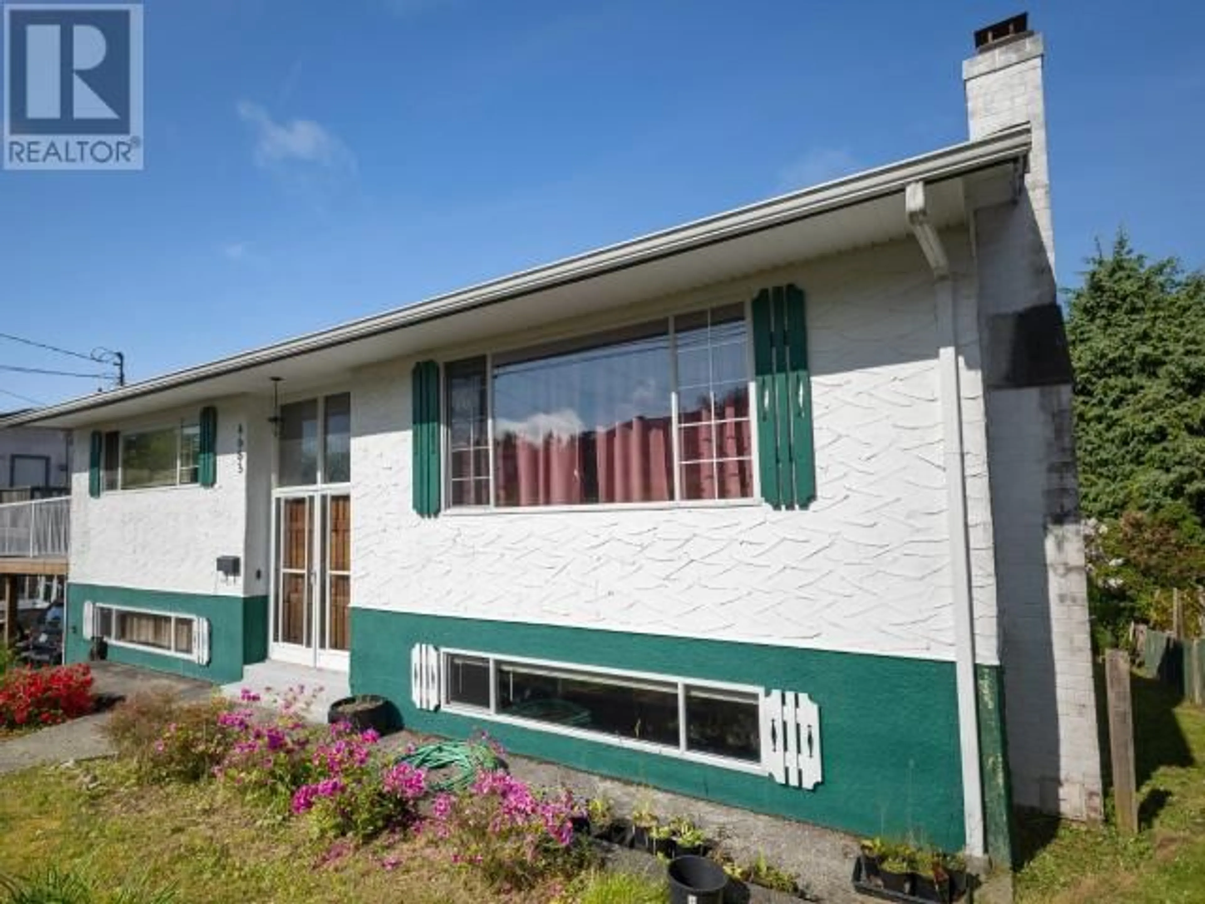 Home with vinyl exterior material, building for 4683 FERNWOOD AVE, Powell River British Columbia V8A3L7