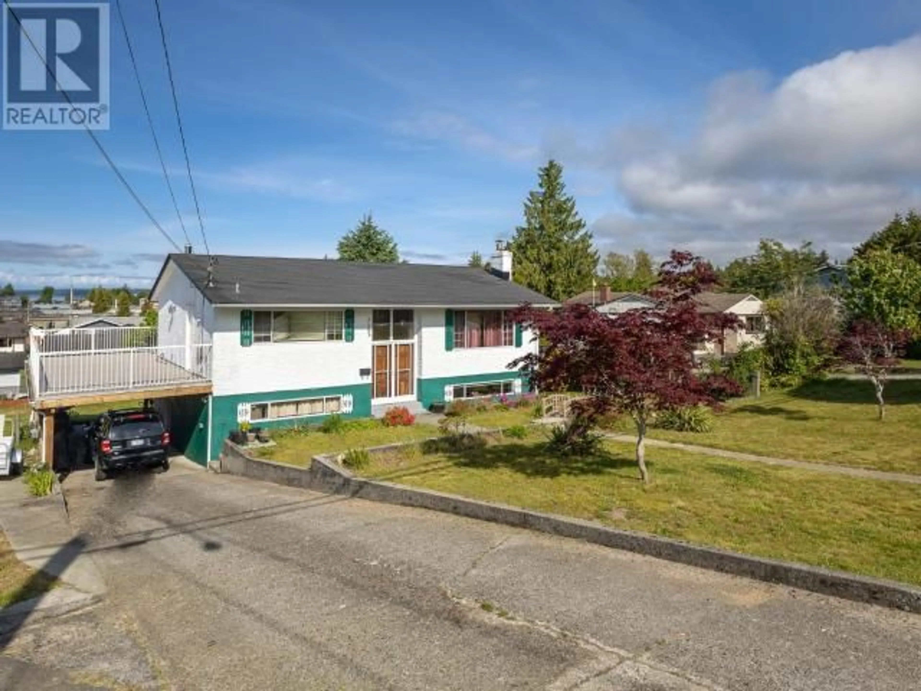 A pic from outside/outdoor area/front of a property/back of a property/a pic from drone, street for 4683 FERNWOOD AVE, Powell River British Columbia V8A3L7