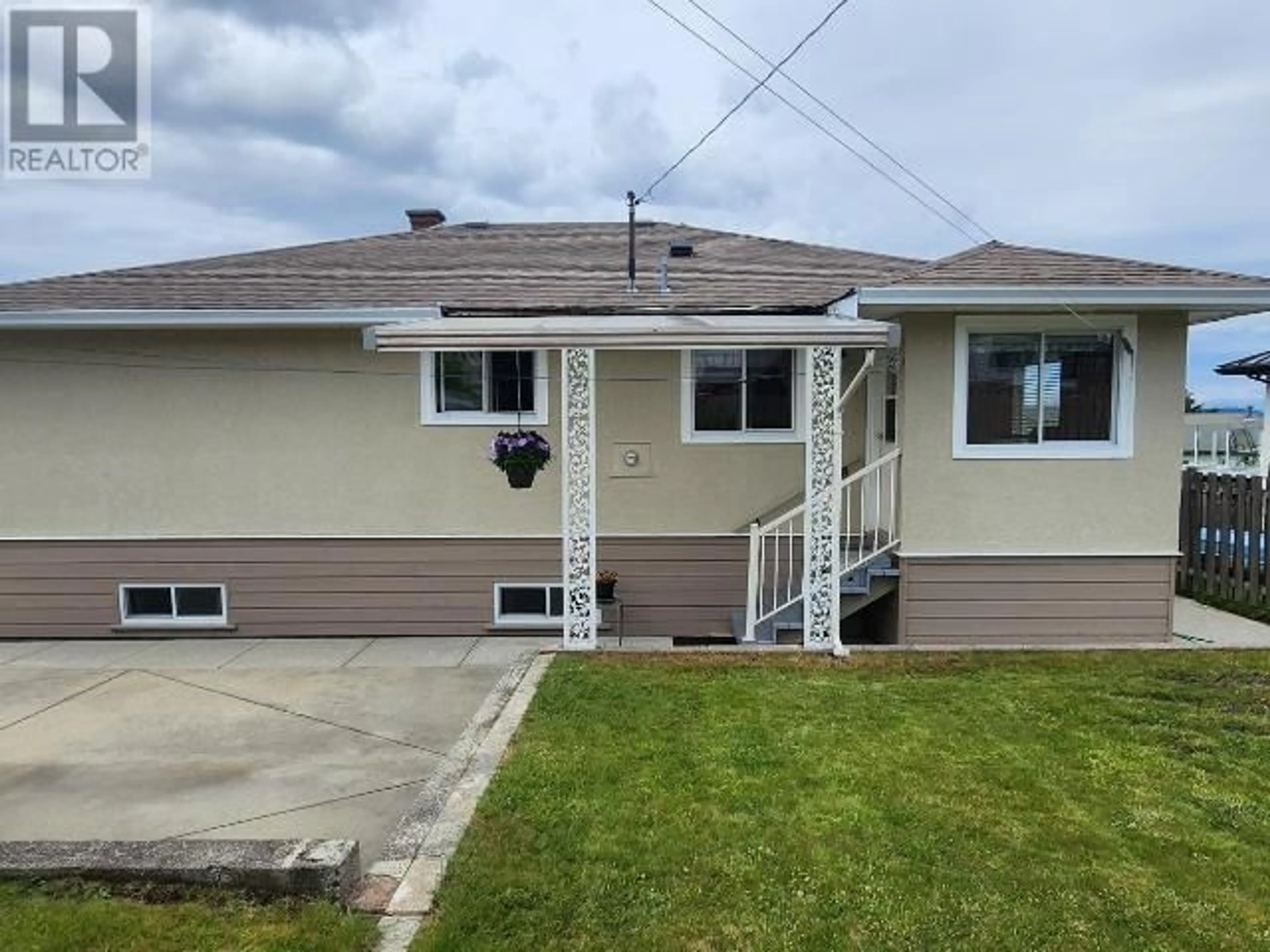 Home with vinyl exterior material, street for 3926 MANITOBA AVE, Powell River British Columbia V8A2H9