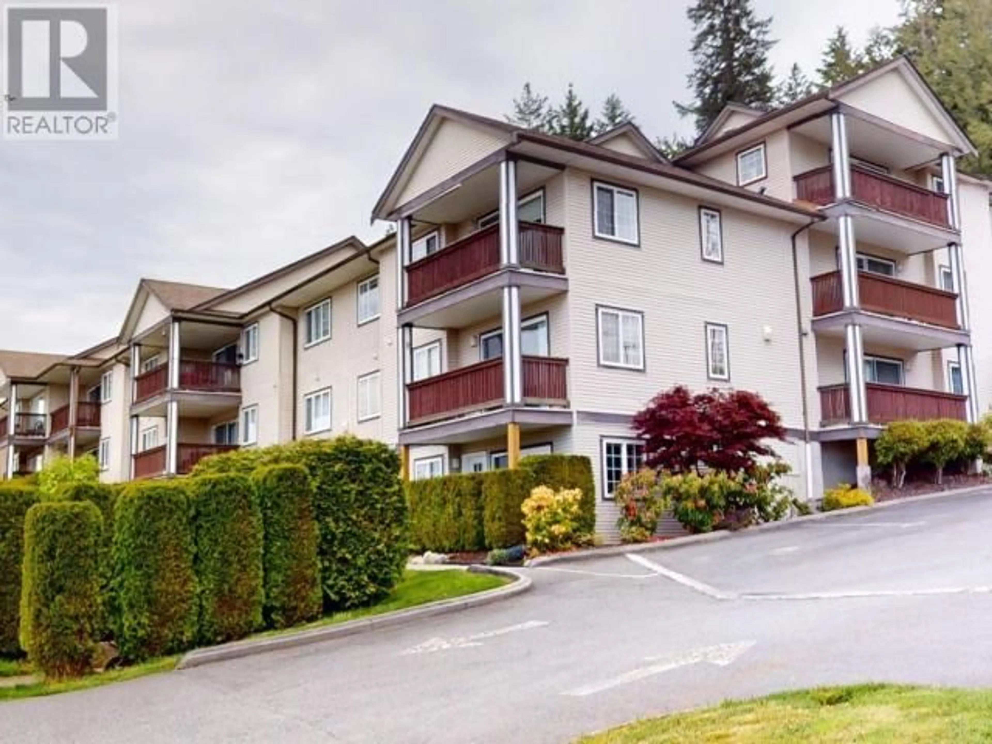A pic from outside/outdoor area/front of a property/back of a property/a pic from drone, unknown for 101 - 101-5700 WILLOW AVE, Powell River British Columbia V8A5T1