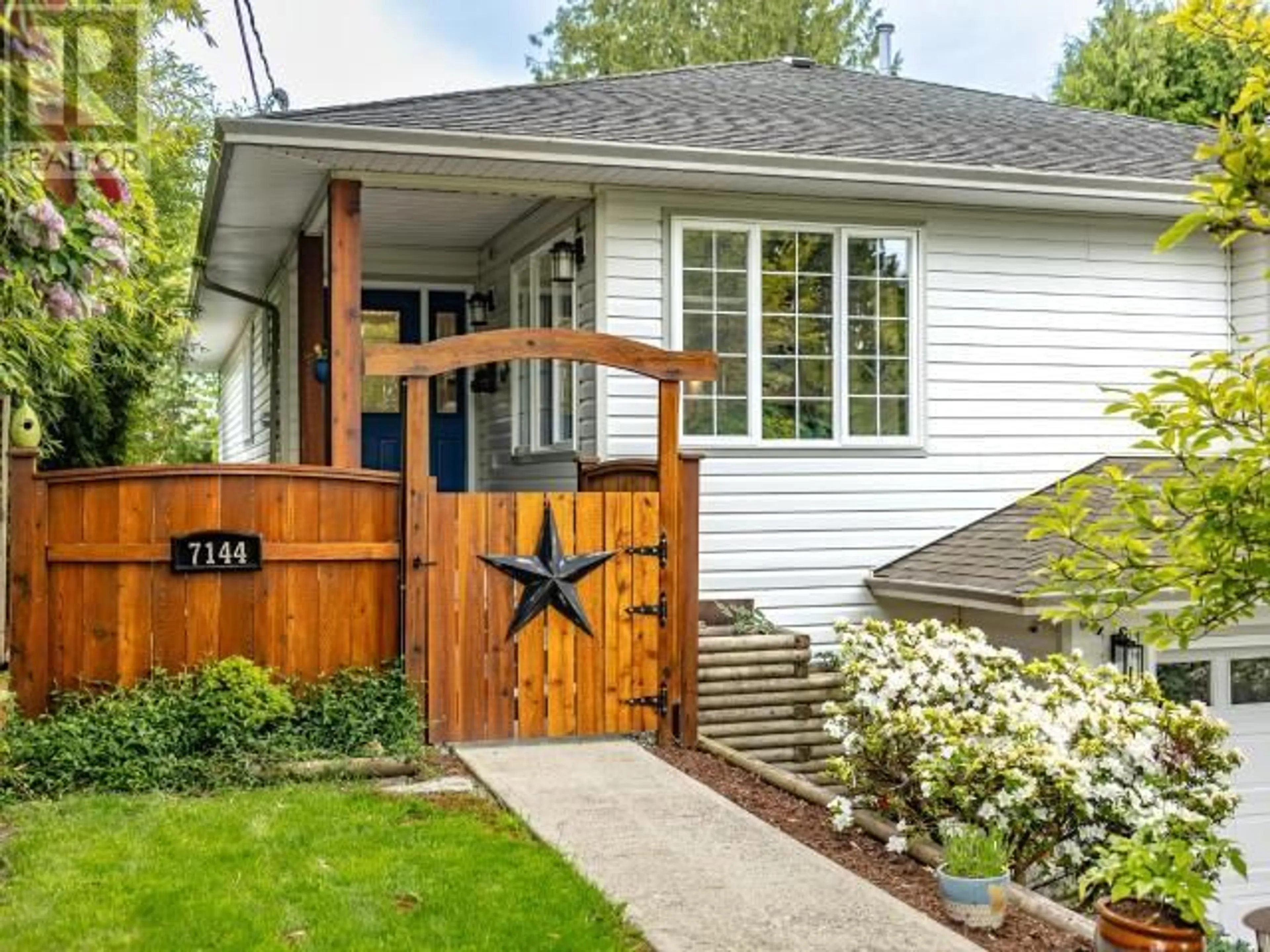 Home with vinyl exterior material, street for 7144 JORDAN STREET, Powell River British Columbia V8A1M9