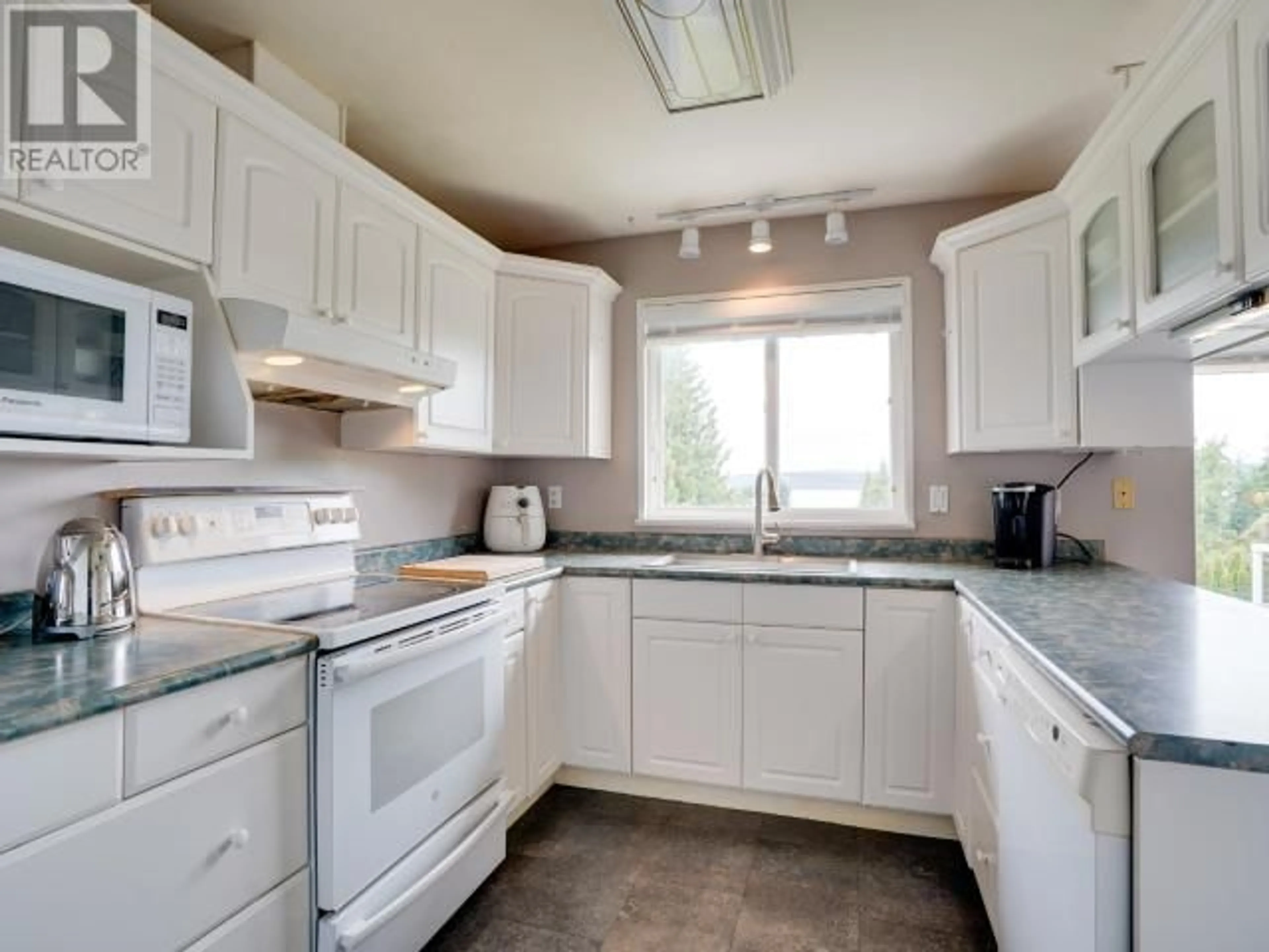 Standard kitchen, ceramic/tile floor for 7034 THUNDER BAY STREET, Powell River British Columbia V8A1E4