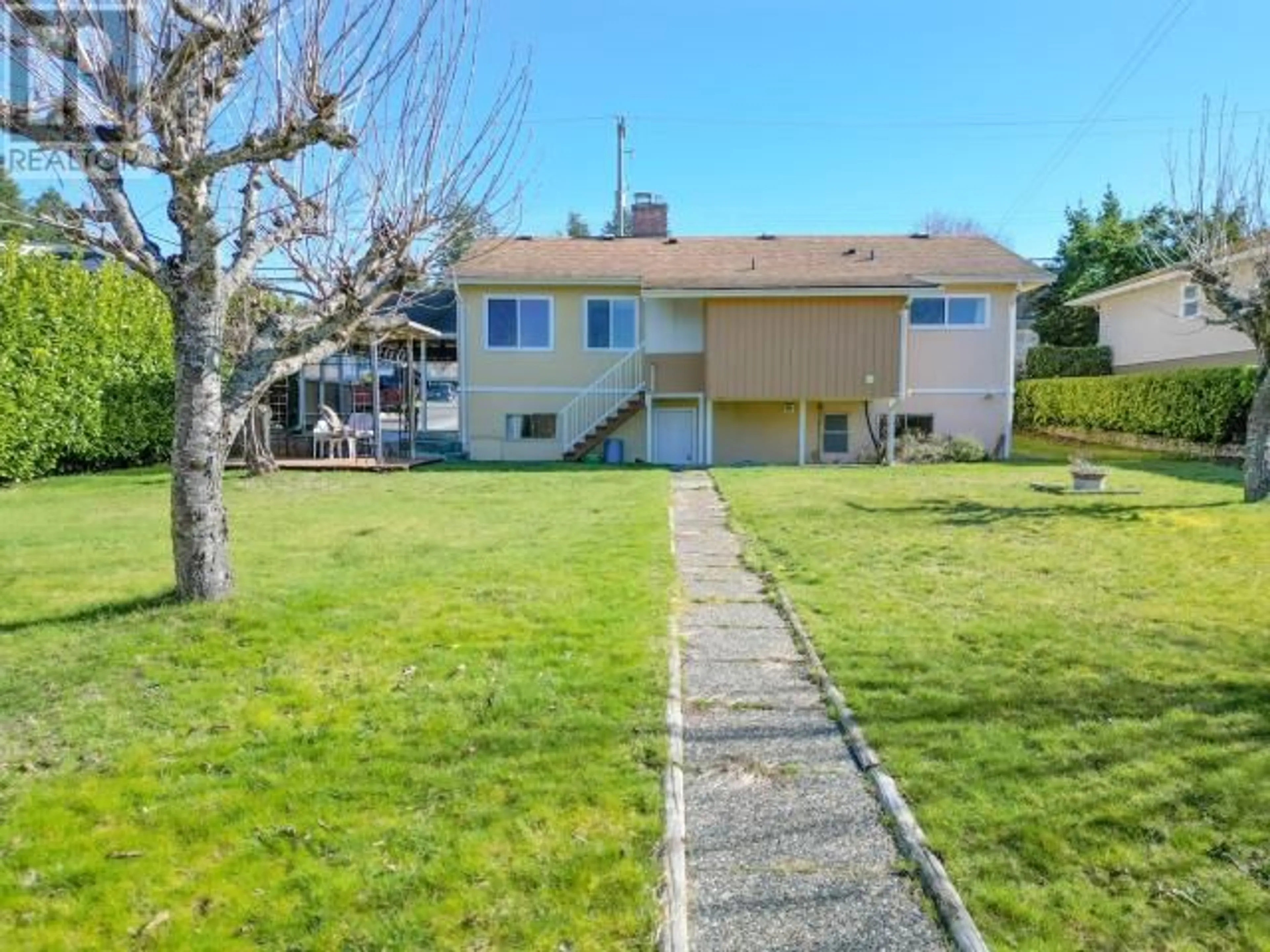 A pic from outside/outdoor area/front of a property/back of a property/a pic from drone, street for 3609 JOYCE AVE, Powell River British Columbia V8A2Y7