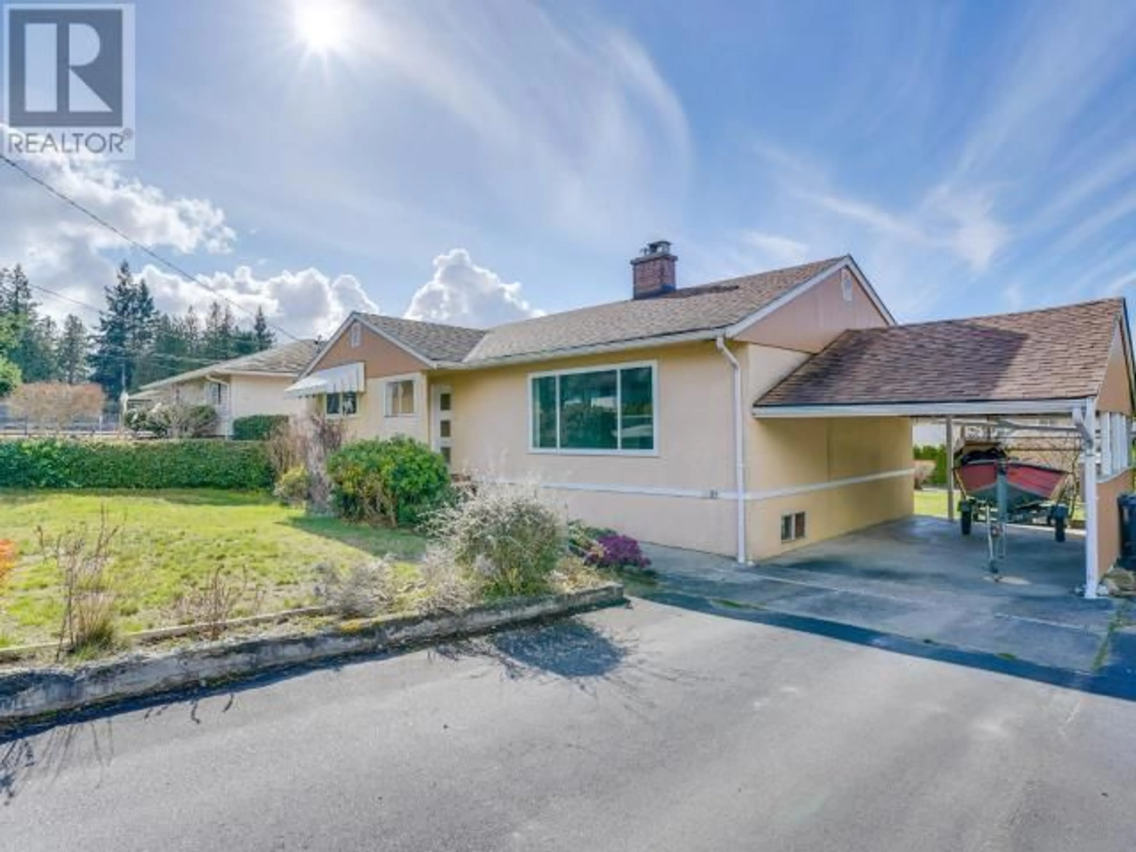 A pic from outside/outdoor area/front of a property/back of a property/a pic from drone, street for 3609 JOYCE AVE, Powell River British Columbia V8A2Y7