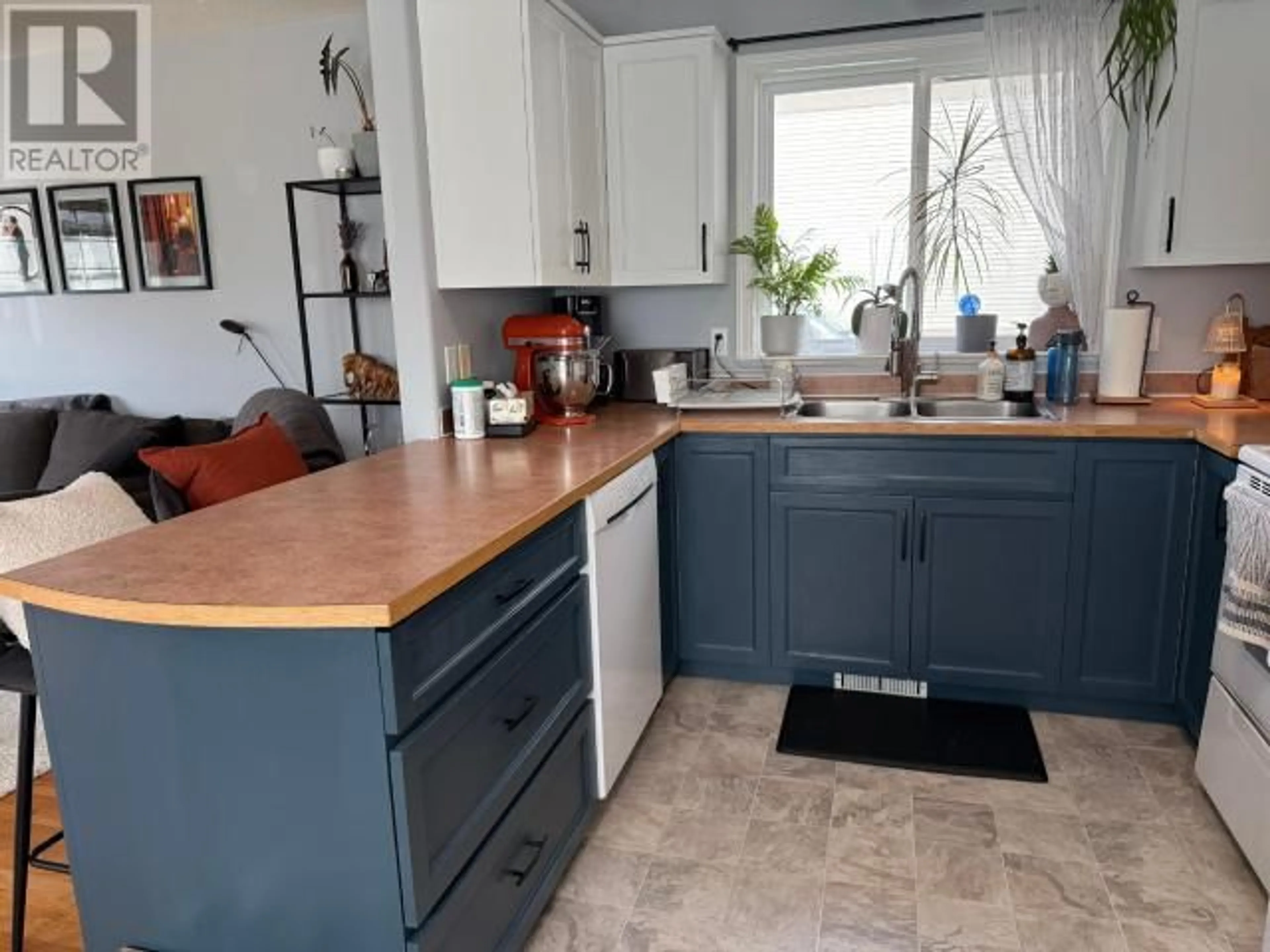 Open concept kitchen, unknown for 6641 NORMANDY CRT, Powell River British Columbia V8A5V1