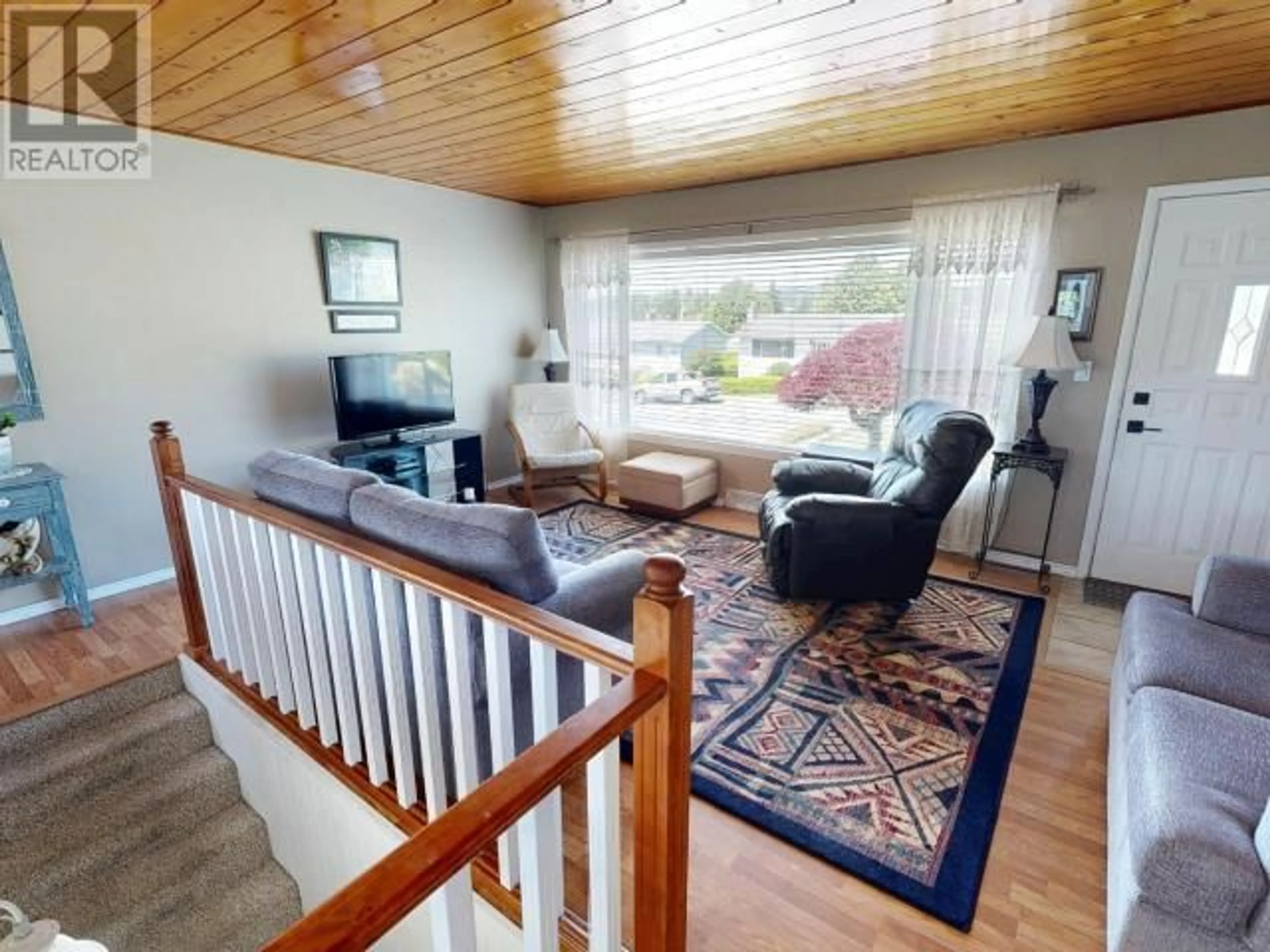 Living room with furniture, wood/laminate floor for 7186 BARNET STREET, Powell River British Columbia