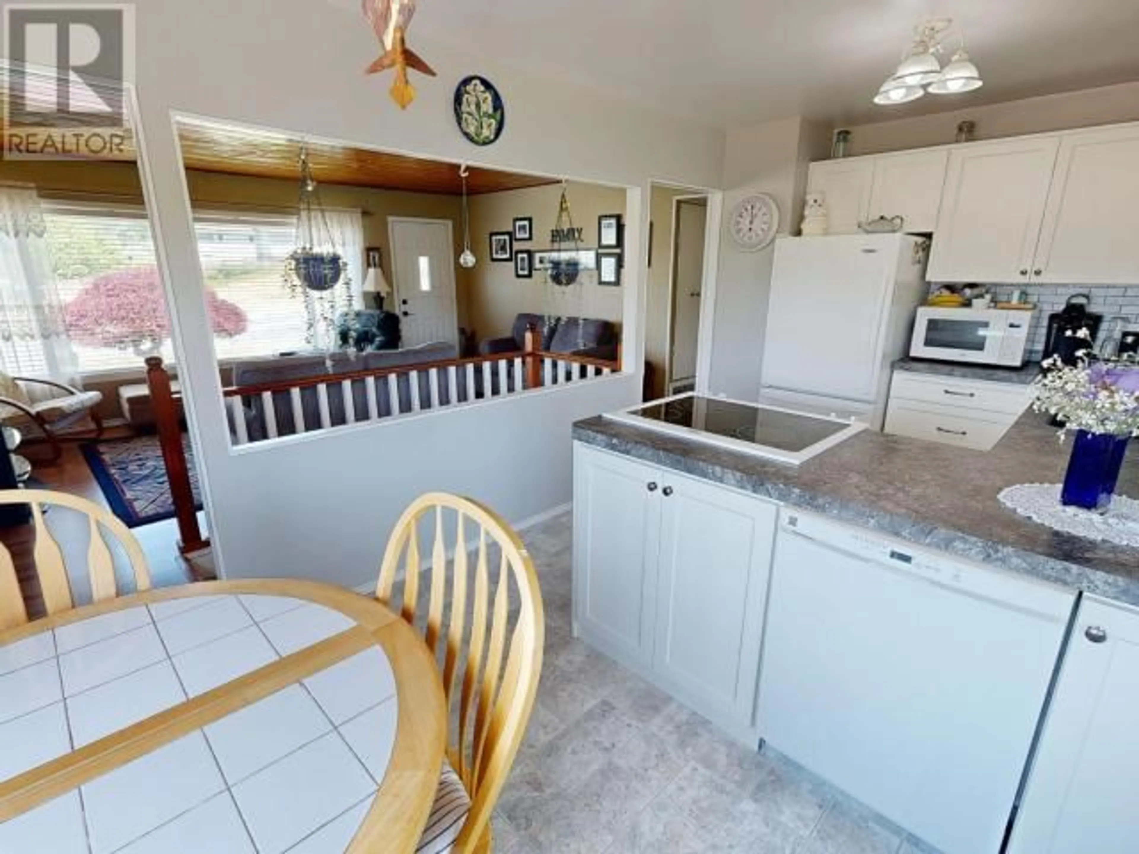 Open concept kitchen, ceramic/tile floor for 7186 BARNET STREET, Powell River British Columbia