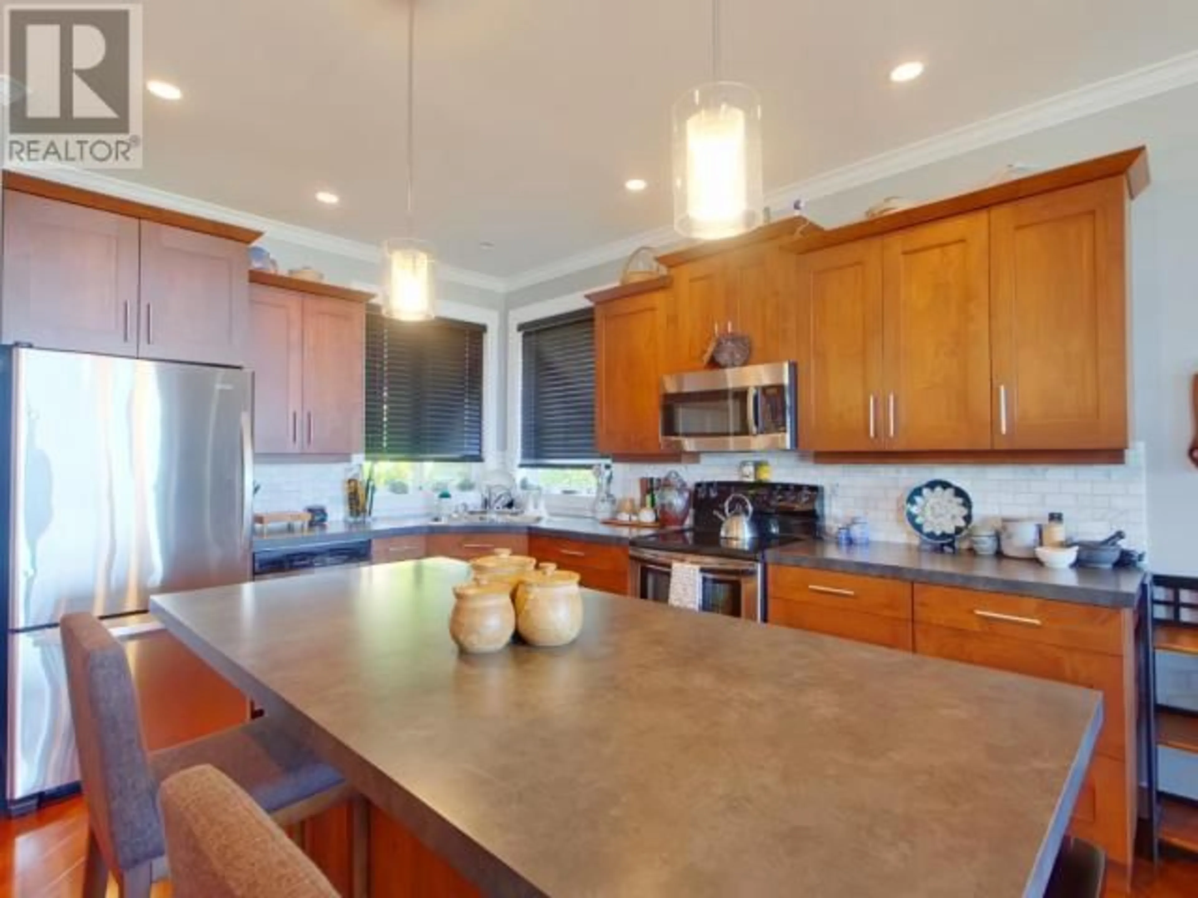 Open concept kitchen, ceramic/tile floor for 4369 ONTARIO AVE, Powell River British Columbia V8A5B6