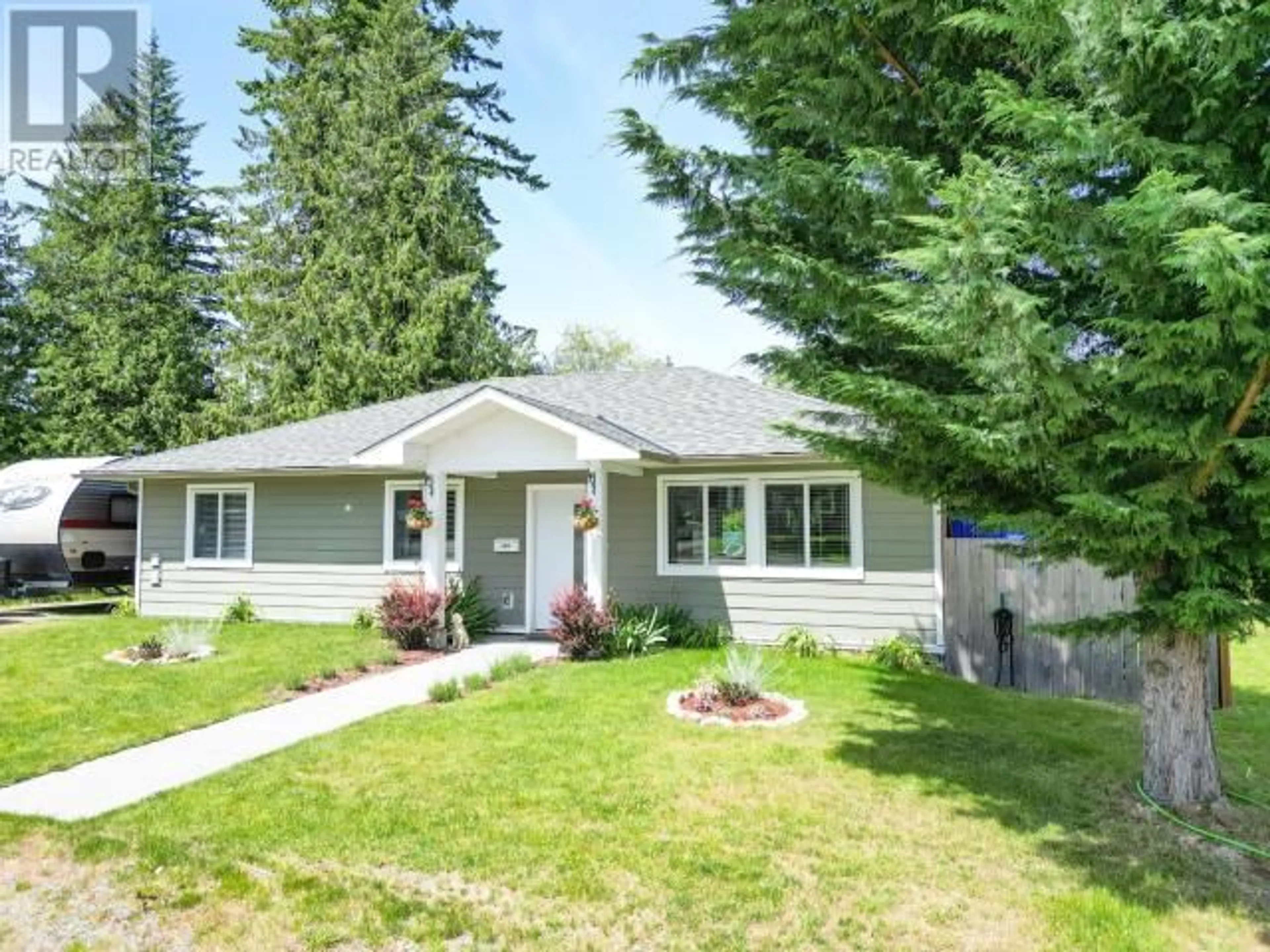 Home with vinyl exterior material, street for 6939 CRANBERRY STREET, Powell River British Columbia