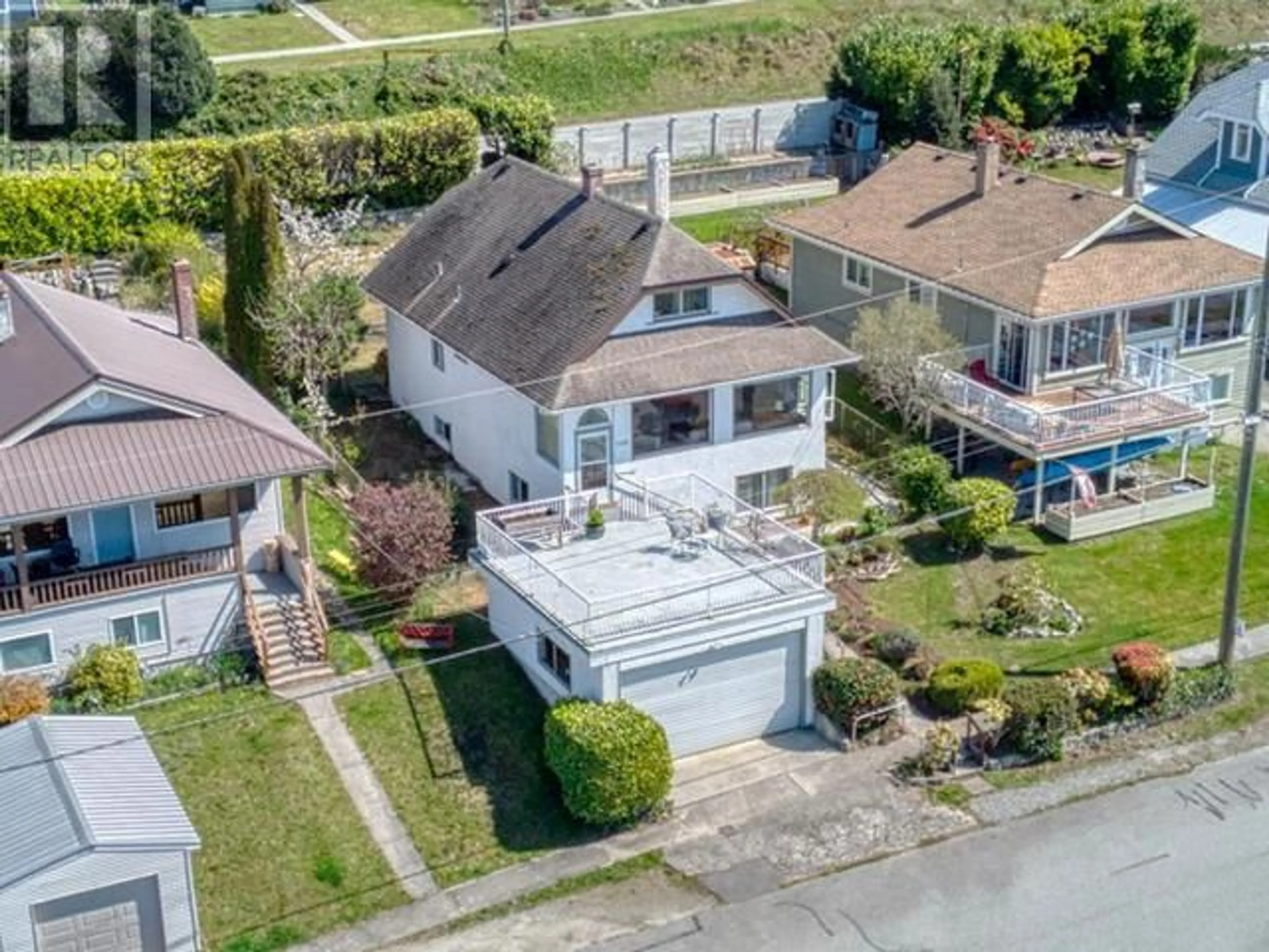 A pic from outside/outdoor area/front of a property/back of a property/a pic from drone, street for 5438 LABURNUM AVE, Powell River British Columbia V8A4M7